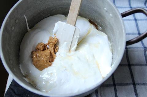 5. Tilsett Marshmallow Fluff, peanøttsmør og vaniljeessens. Marshmallow fluff er utrolig klissete. Et godt tips for å få det ut av glasset er å bruke en slikkepott.