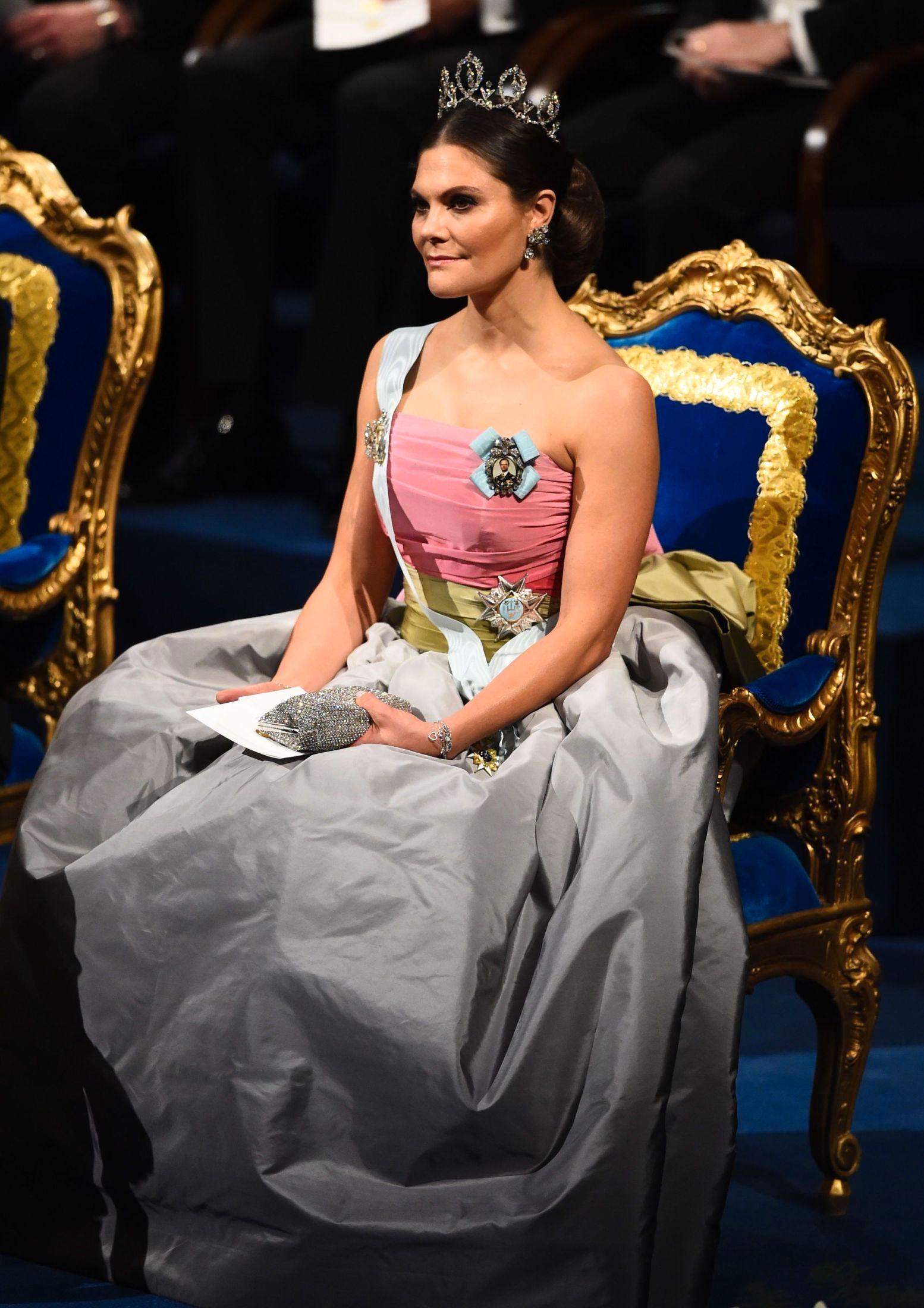 I MAMMAS KJOLE: Her er kronprinsesse Victoria under utdelingen av Nobel-prisene i Stockholm. Foto: AFP.