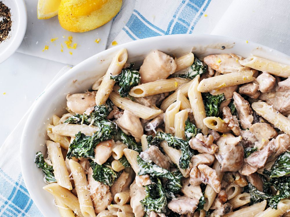 Bjud på en härligt krämig pasta med kyckling, svamp och grönkål.