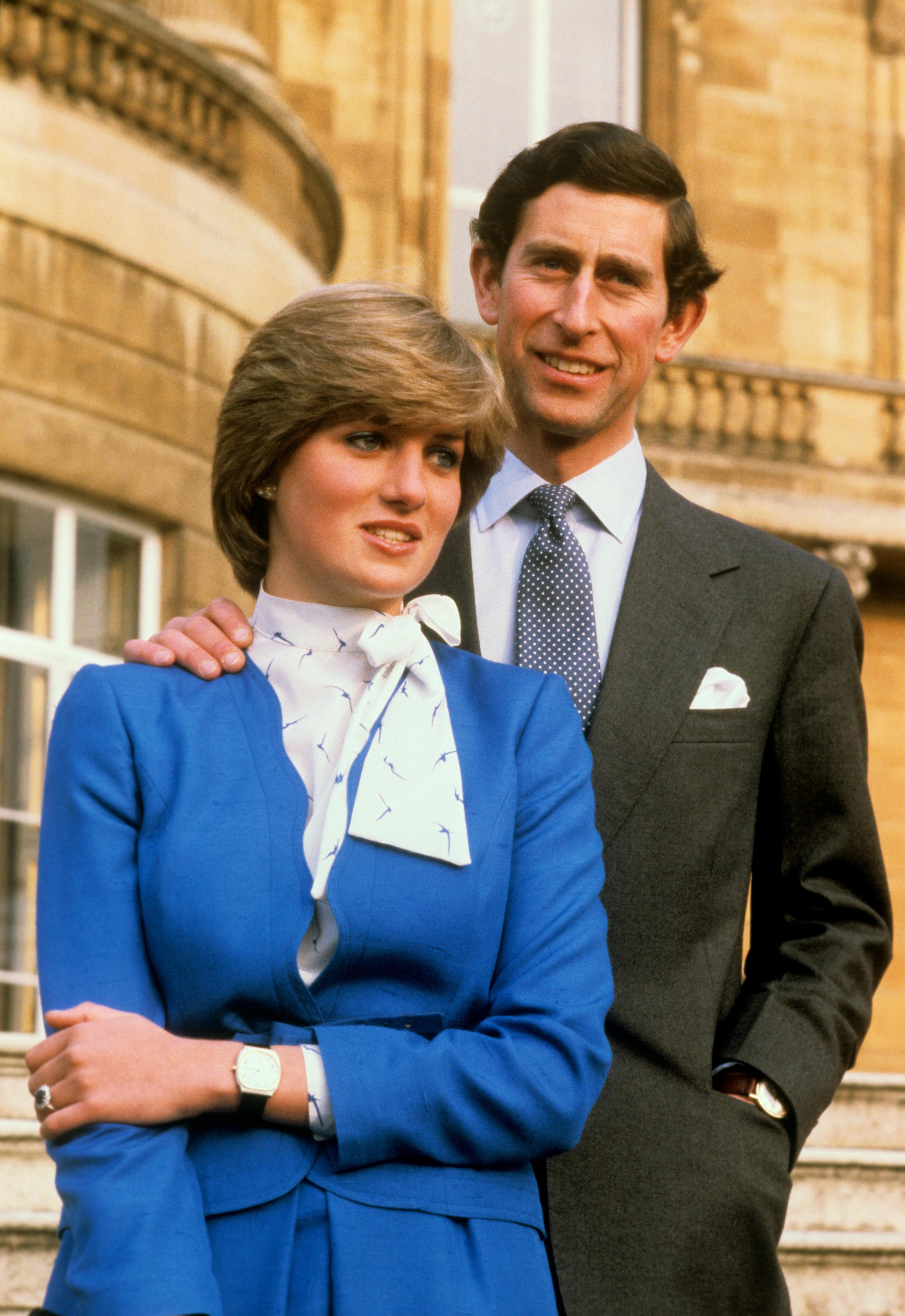 1981: Etter forlovelsen med prins Charles havnet Diana for alvor i medienes søkelys. Forlovelsesringen har senere blitt gitt fra prins William til hertuginne Kate. Drakten hun er kledd i er designet av Cojana. 