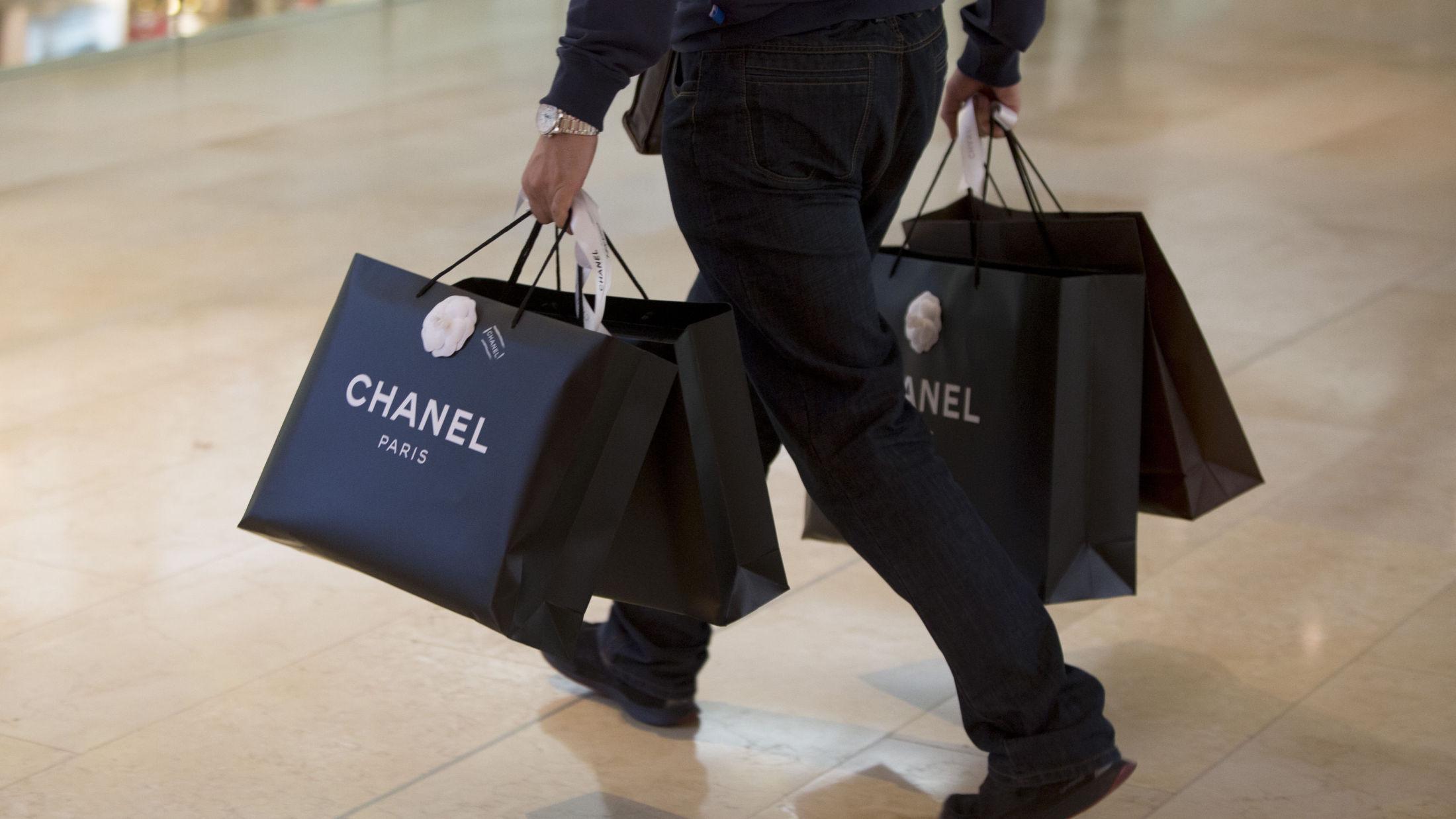 KOSTBARE VARER: En Chanel-veske kan gjerne ha verdi fra 20.000 kroner og oppover, men om du blir tatt for ikke å ha betalt moms på grensen til Norge, kan tusener av kroner i bot og inndragelse av varen være konsekvensen. Foto: Getty Images