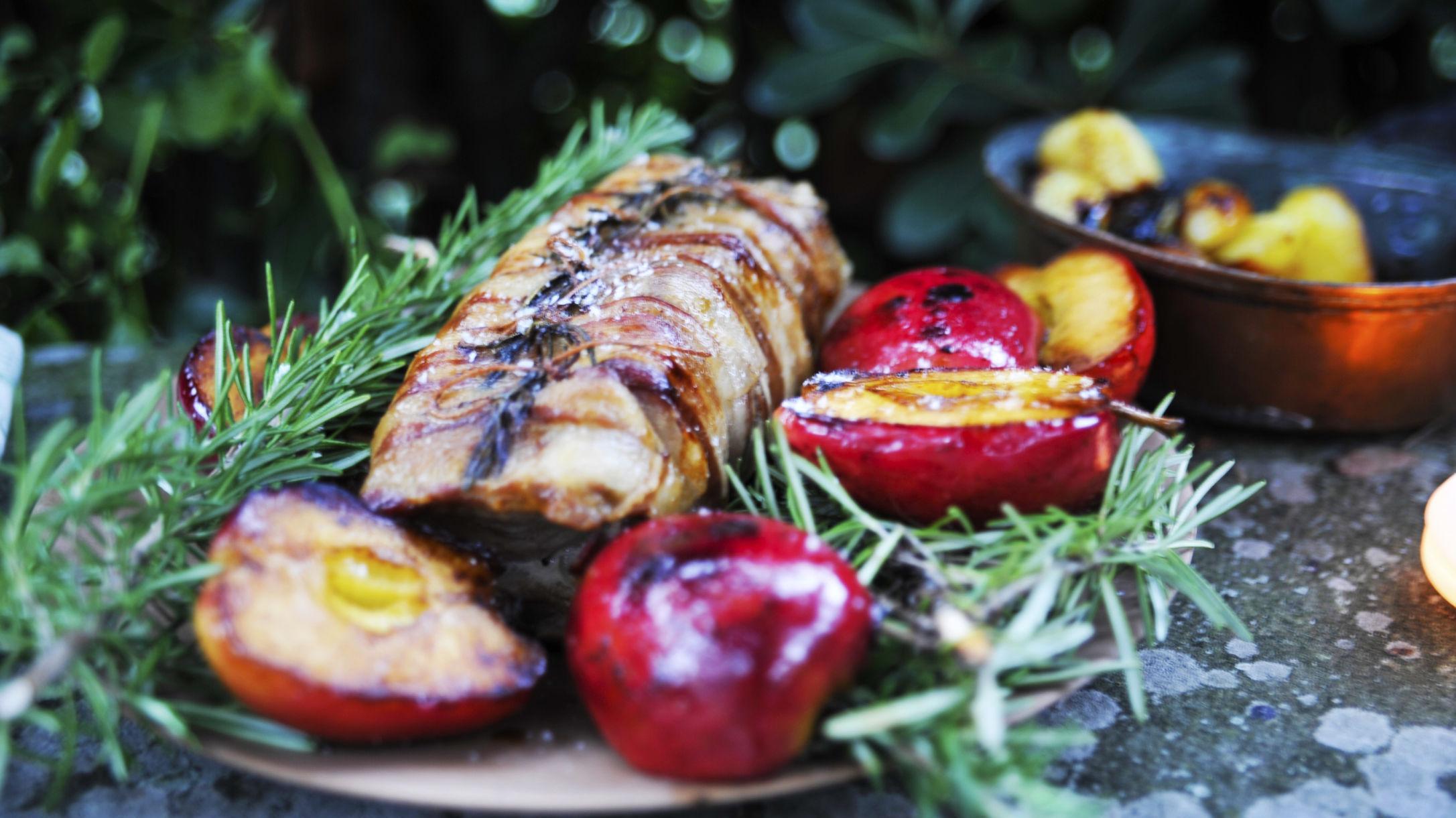 GOD KOMBO: Epler tilfører litt sødme og friskhet til svinet. Foto: Jon Krog Pedersen
