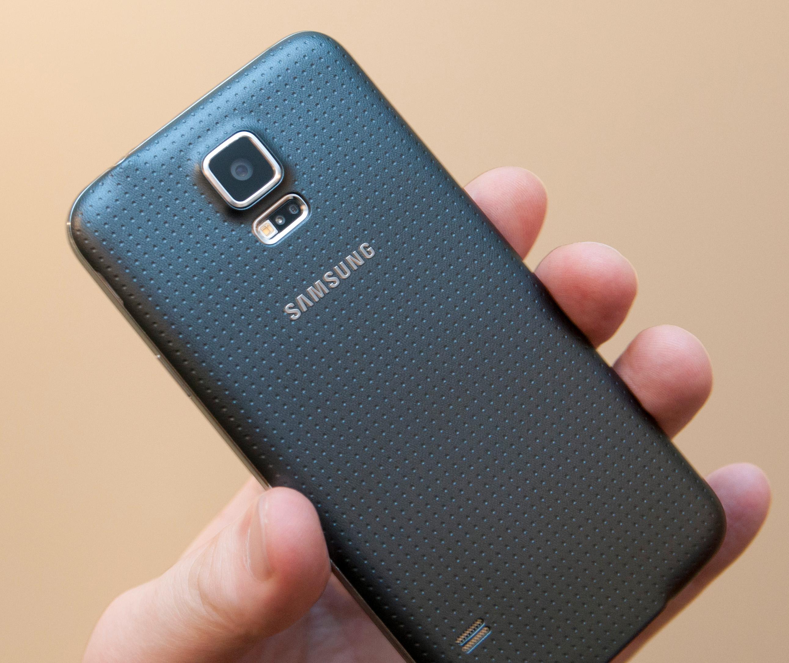 Den svarte utgaven av Galaxy S5 har litt mykere gummiering. Dermed ligger den et par hakk bedre i hånden enn den hvite.Foto: Finn Jarle Kvalheim, Amobil.no