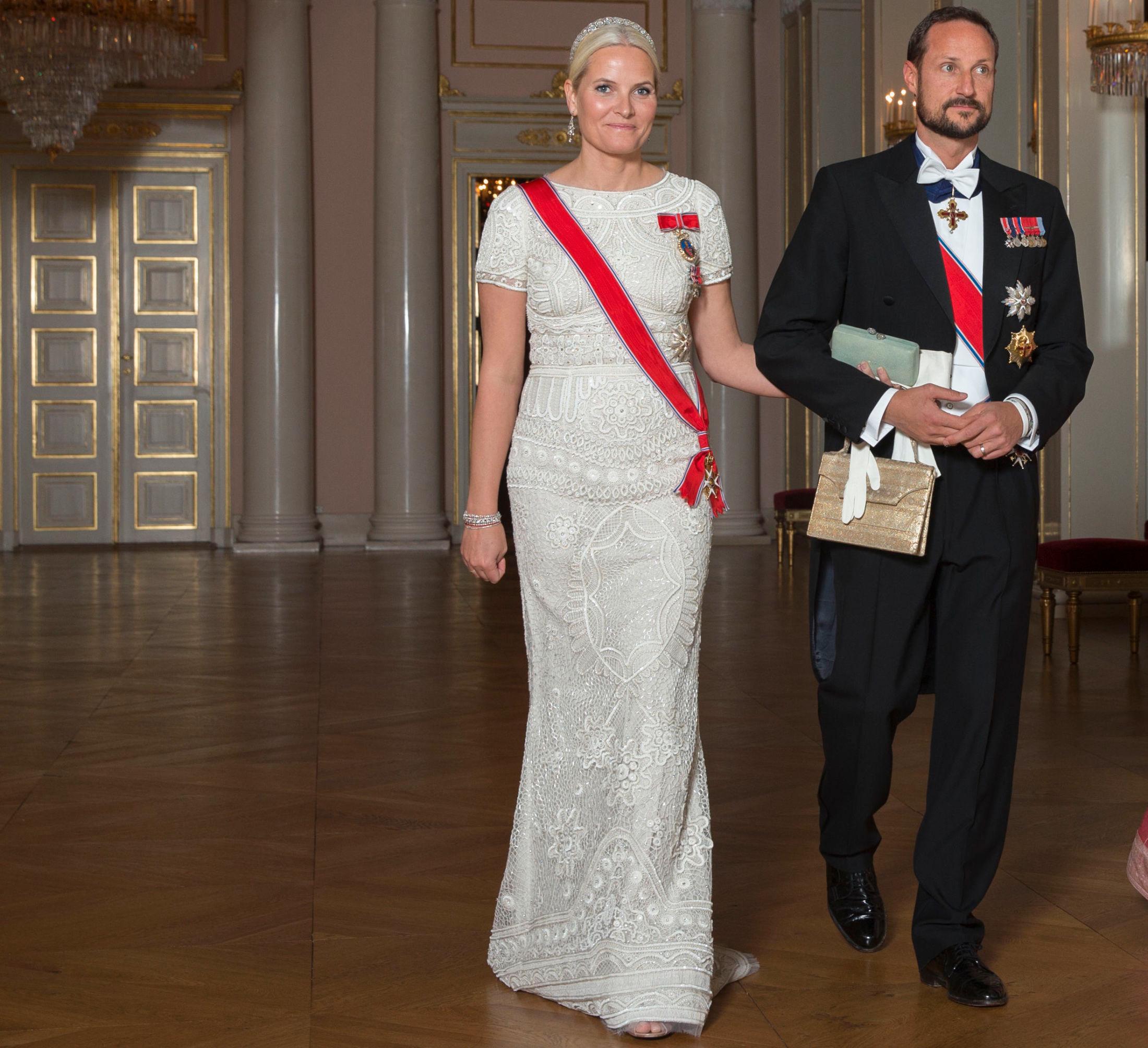 GJENBRUK: Kronprinsesse Mette-Marit arm i arm med kronprins Haakon, i en hvit Pucci-kjole. Foto: NTB scanpix