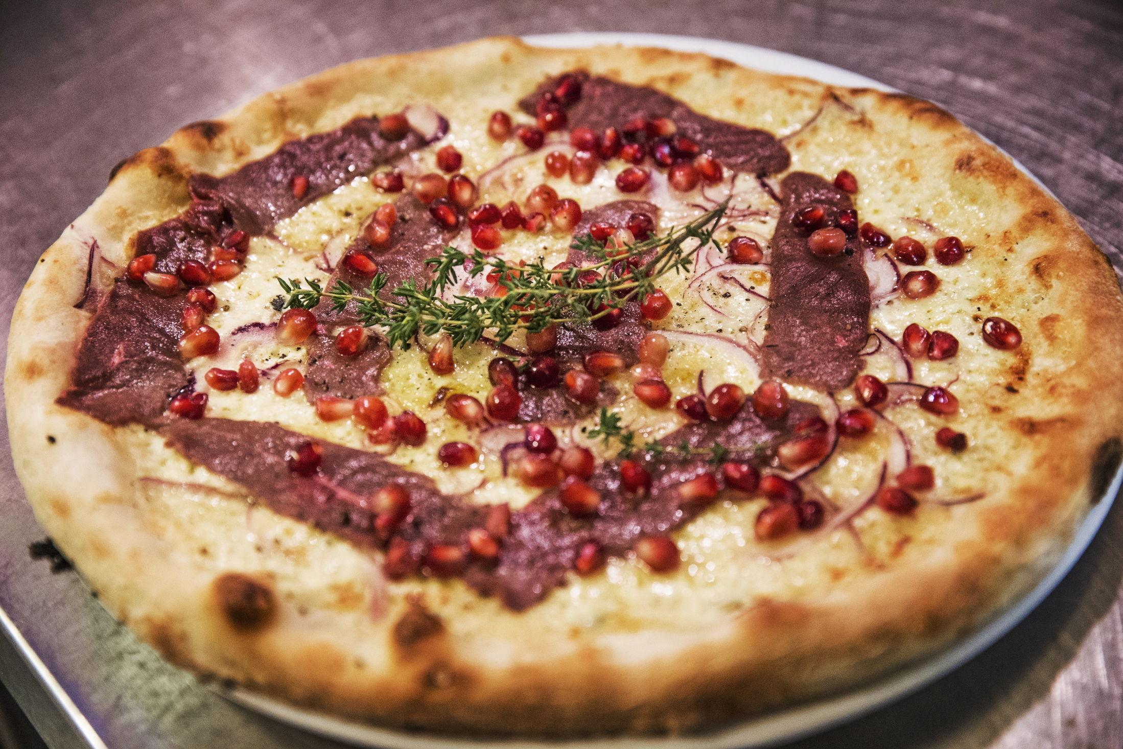 POSITIV: Reinsdyrpizza med hvit saus og granateple viste seg å være en flott kombinasjon, mener VGs anmelder. Foto: Frode Hansen/VG