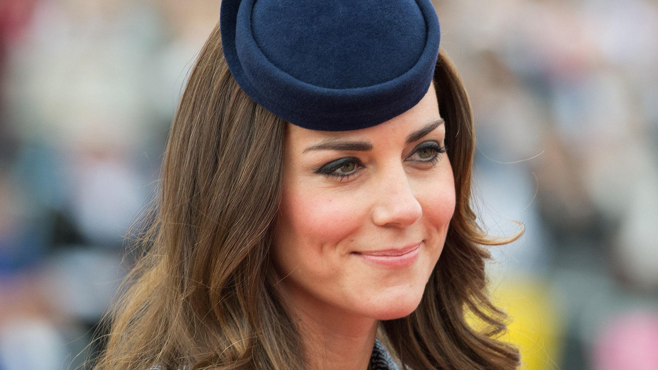 BILLEDSKJØNN: Hertuginne Kate sminker seg selv, og har ifølge britiske medier sverget til de samme produktene i lang tid. Her fra prinseparets besøk i Australia i april. Foto: Scanpix
