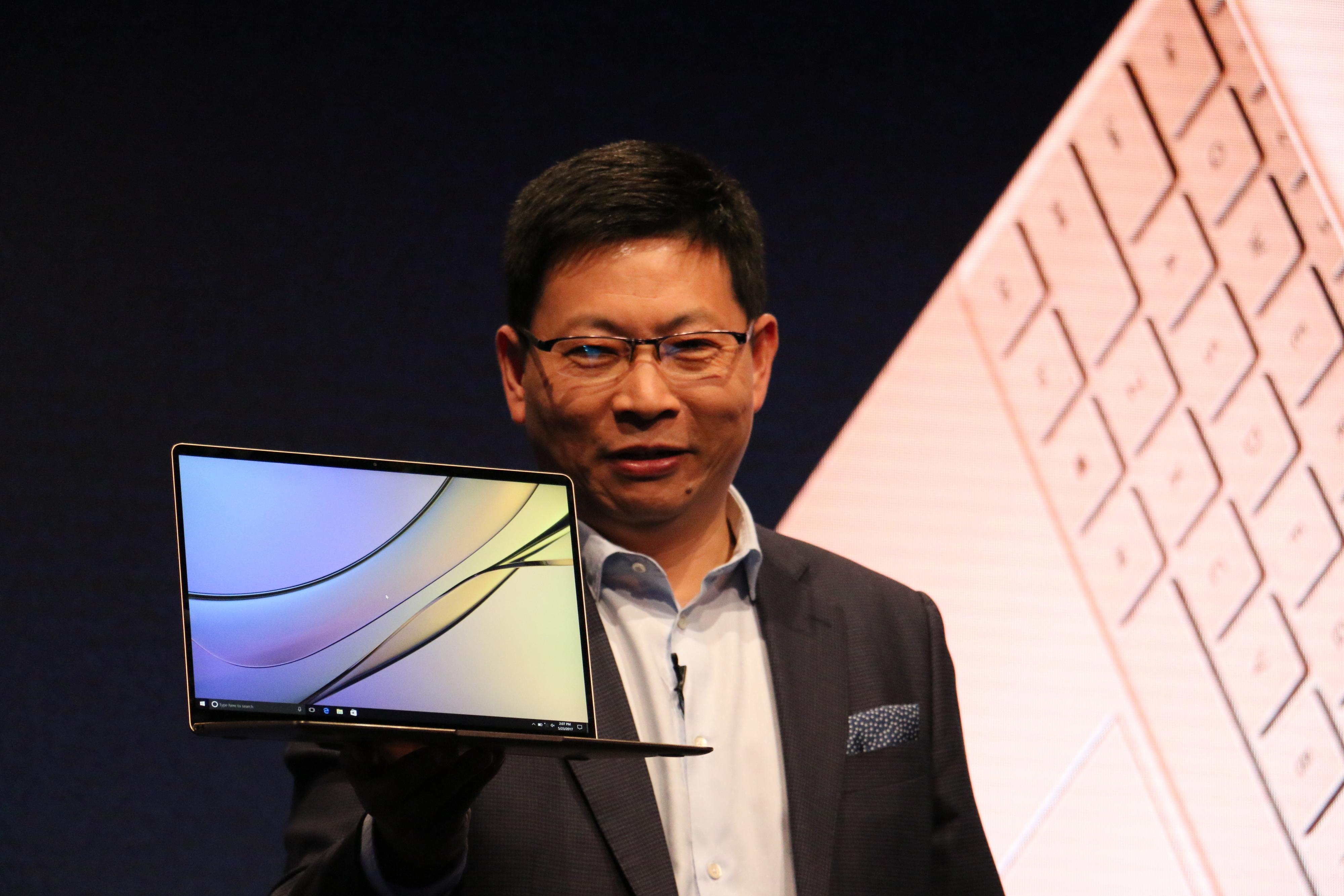 Richard Yu, sjef for Huaweis mobildivisjon, var fornøyd med innsatsen til egne ingeniører, som skal ha klart å stappe en i5-7200U-prosessor inn i et 0,9 cm tynt kabinett, uten vifter.