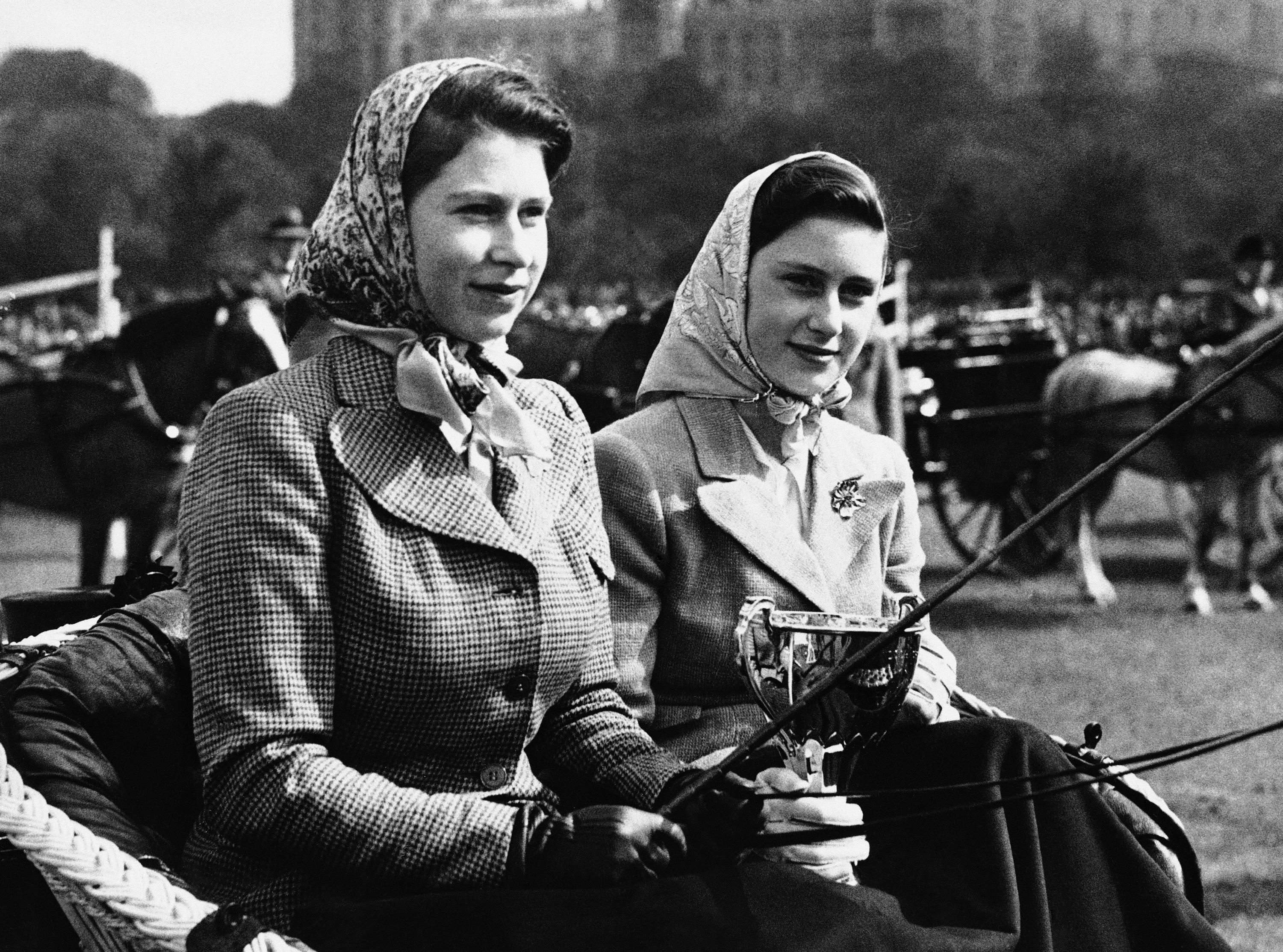 Daværende prinsesse, nå dronning, Elizabeth og søsteren prinsesse Margaret, mai 1945. 