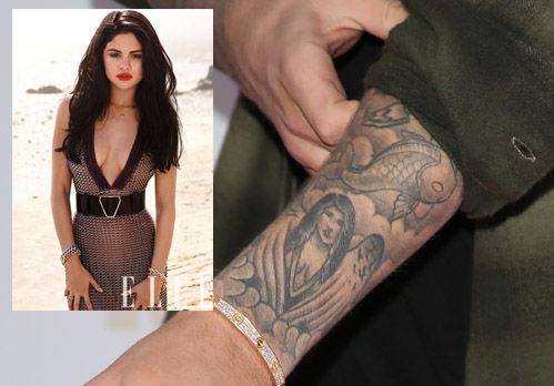 LIGNER: Biebers armtattovering og eksen Selena Gomez på forsiden av ELLE i 2012. Foto: Faksimile ELLE / Getty Images