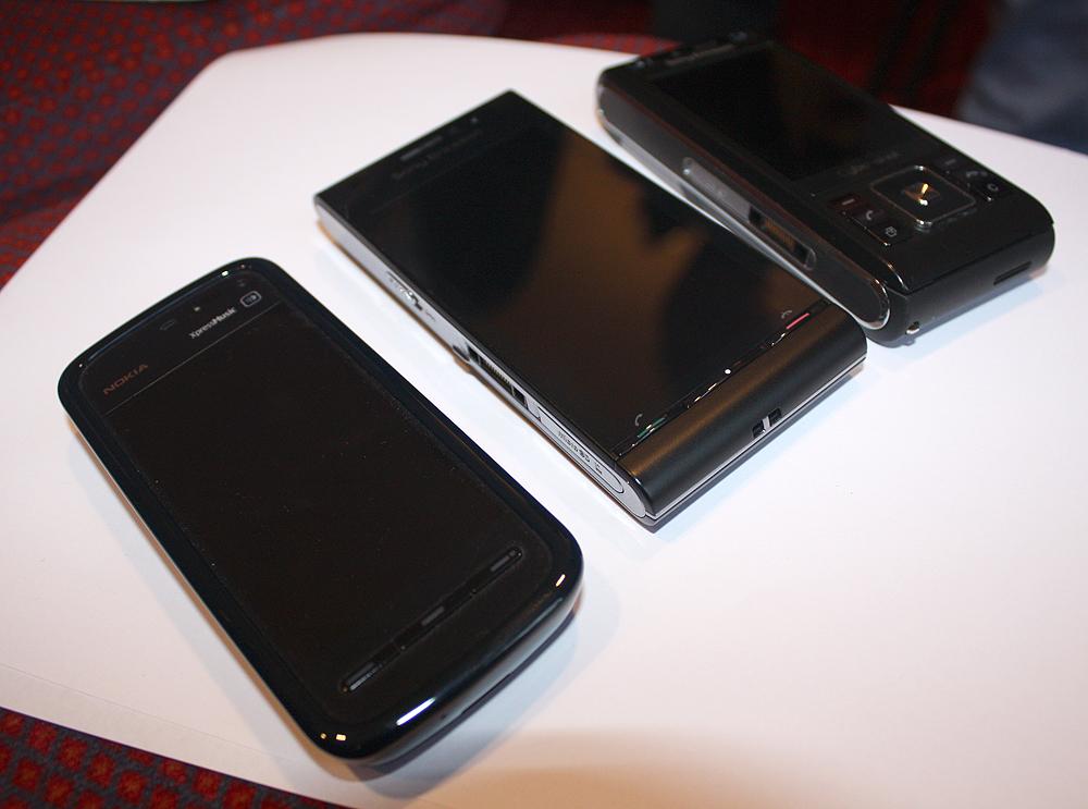 Her sammenlighet med Nokia 5800 (nærmest) og Sony Ericsson C905.