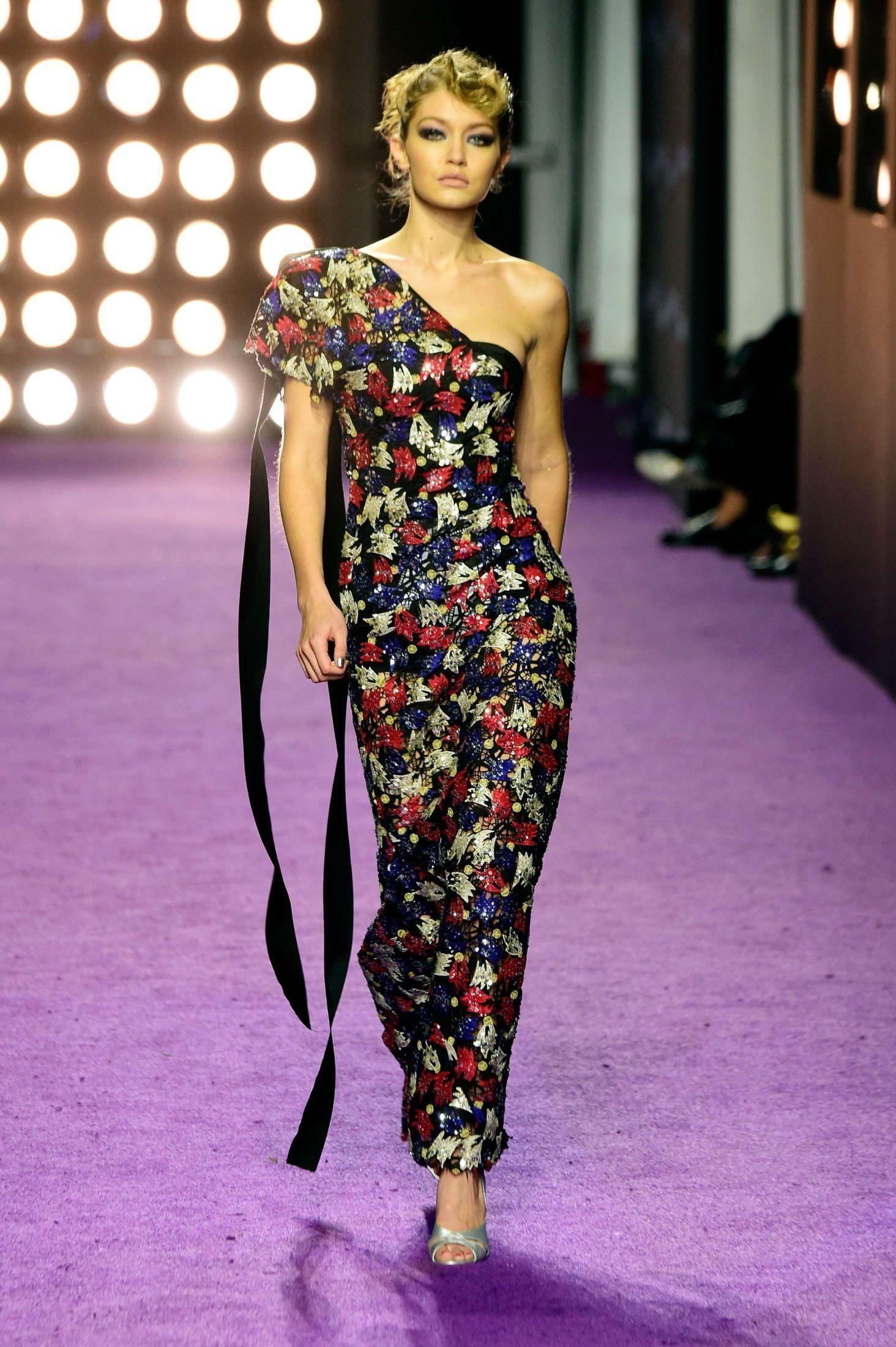 POWER: Stjerneskuddet Gigi Hadid spankluerte nedover catwalken iført en asymmetrisk kjole fra Marc Jacobs. Foto: NTB scanpix