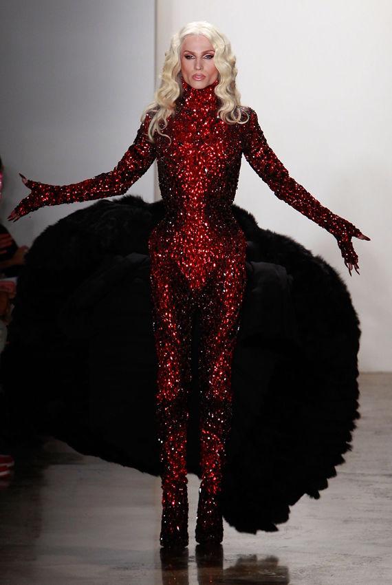 GLITRENDE: Designerne bak The Blonds var tydeligvis inspirert av Lady Gagas stadig eksentriske og oppsiktsvekkende antrekk. Iført denne glitterbelagte drakten blir hvem som helst kveldens diskokule, sånn sett bort ifra den upraktiske bakdelen som hører til. Foto: Getty Images/All Over Press