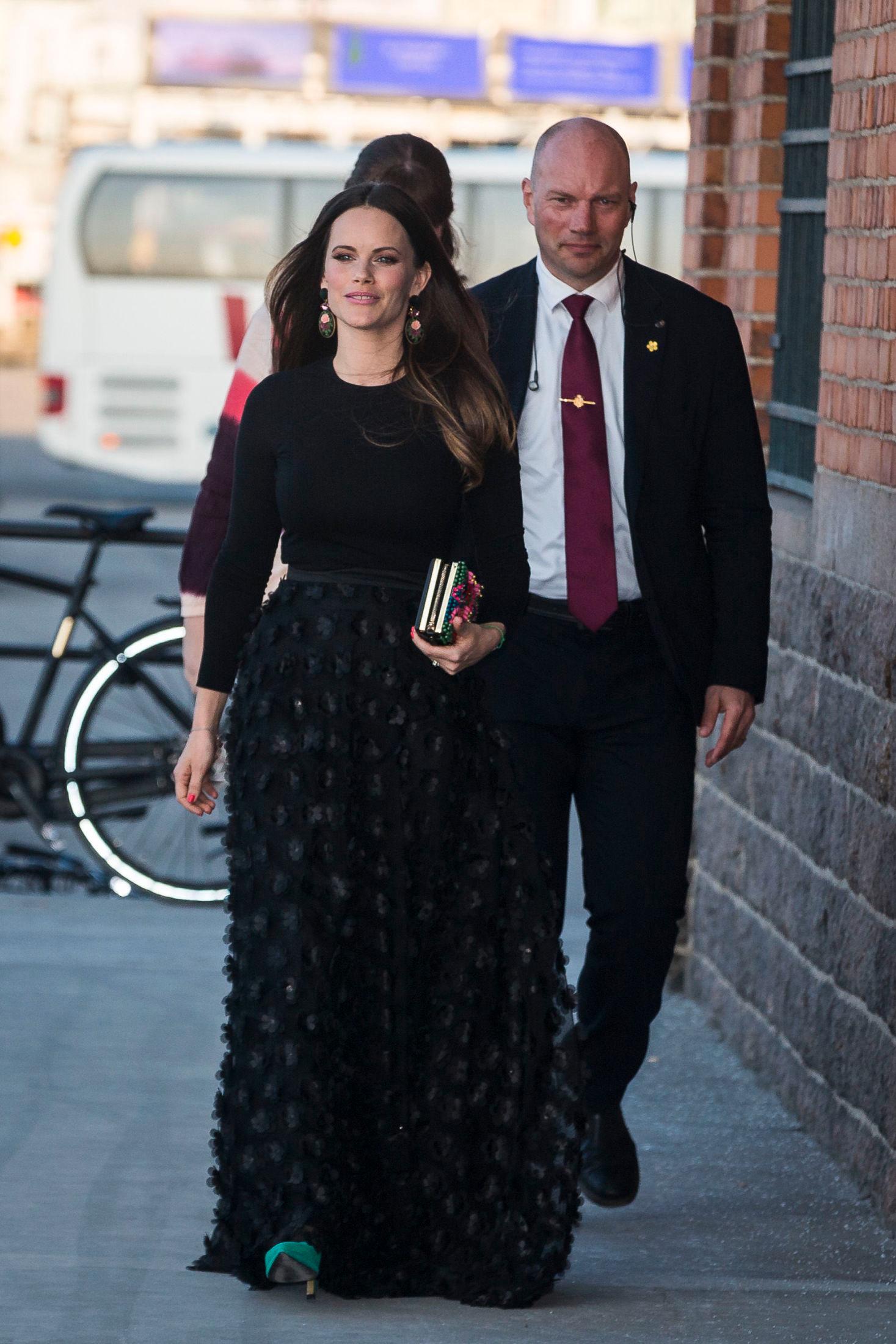 GJENBRUK: Her er prinsesse Sofia på vei til galla. Hun har brukt både skjørtet og øredobbene fra Caroline Svedbom ved en tidligere anledning. Foto: Getty Images.