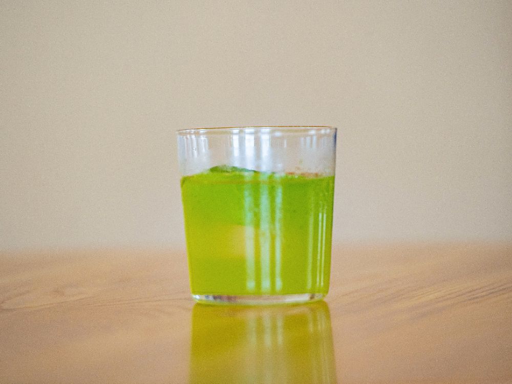 En grön, läskande drink med basilika. 