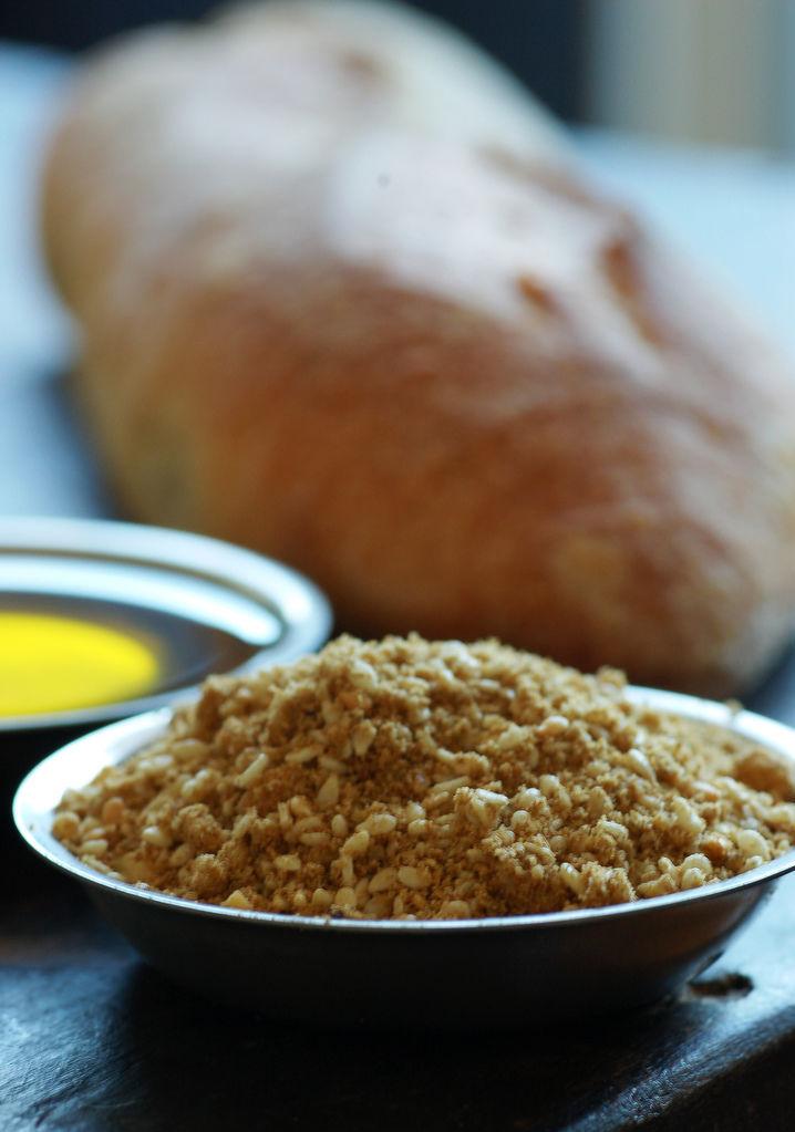 KRYDDERMIKS: Dukkah og olivenolje passer godt til ferskt brød – og mye annet. Foto: Flickr / www.thestonesoup.com