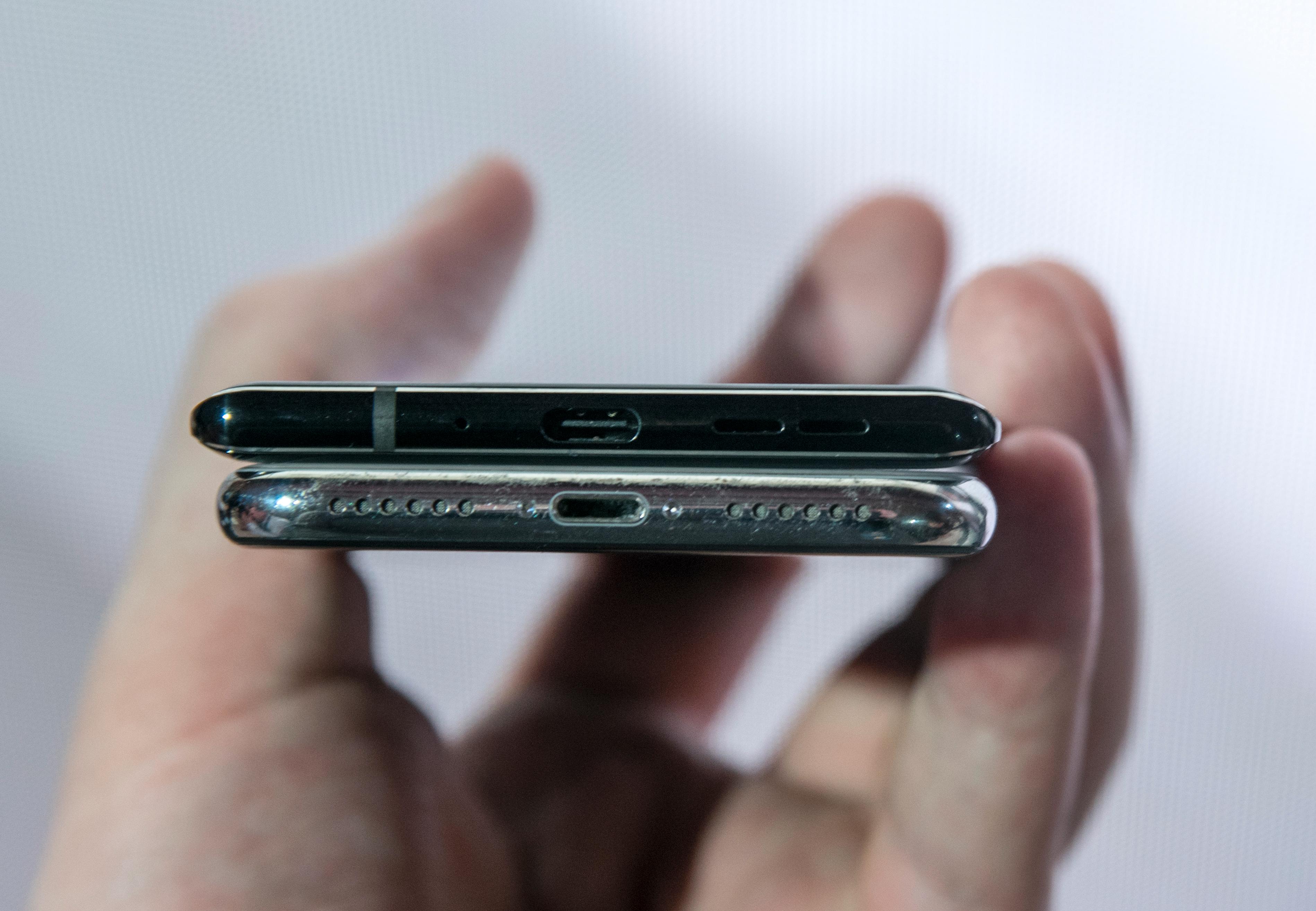 Nokia 8 Sirocco er svært tynn. Her ligger den oppå en Apple iPhone X.
