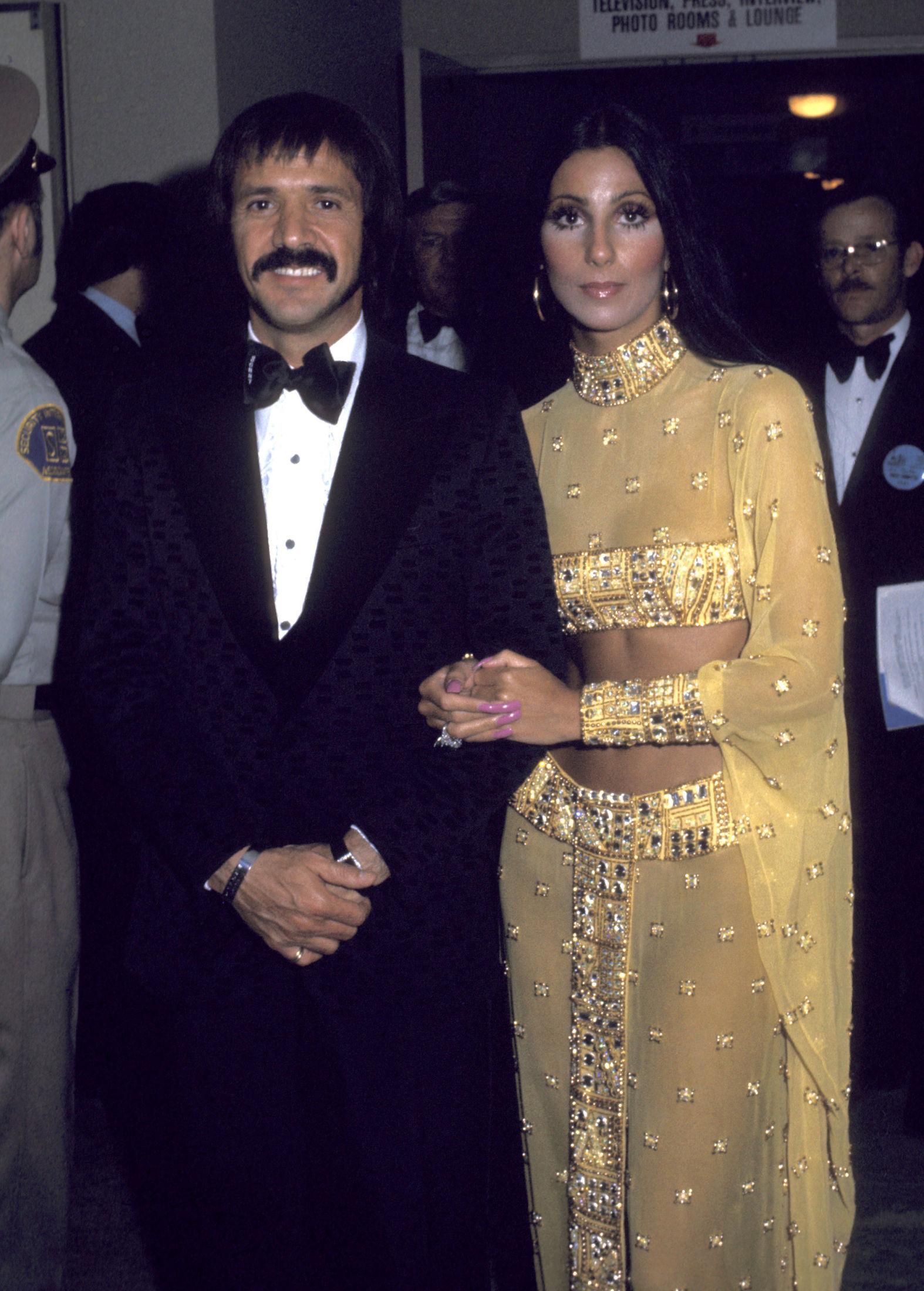 TIDENES MEST IKONISKE? Sonny Bono og Cher under utdelingen i 1973. Chers antrekk blir husket som et av Oscar-utdelingens mest ikoniske. De to var gift mellom 1964 og 1975. Foto: Ron Galella/Getty Images.