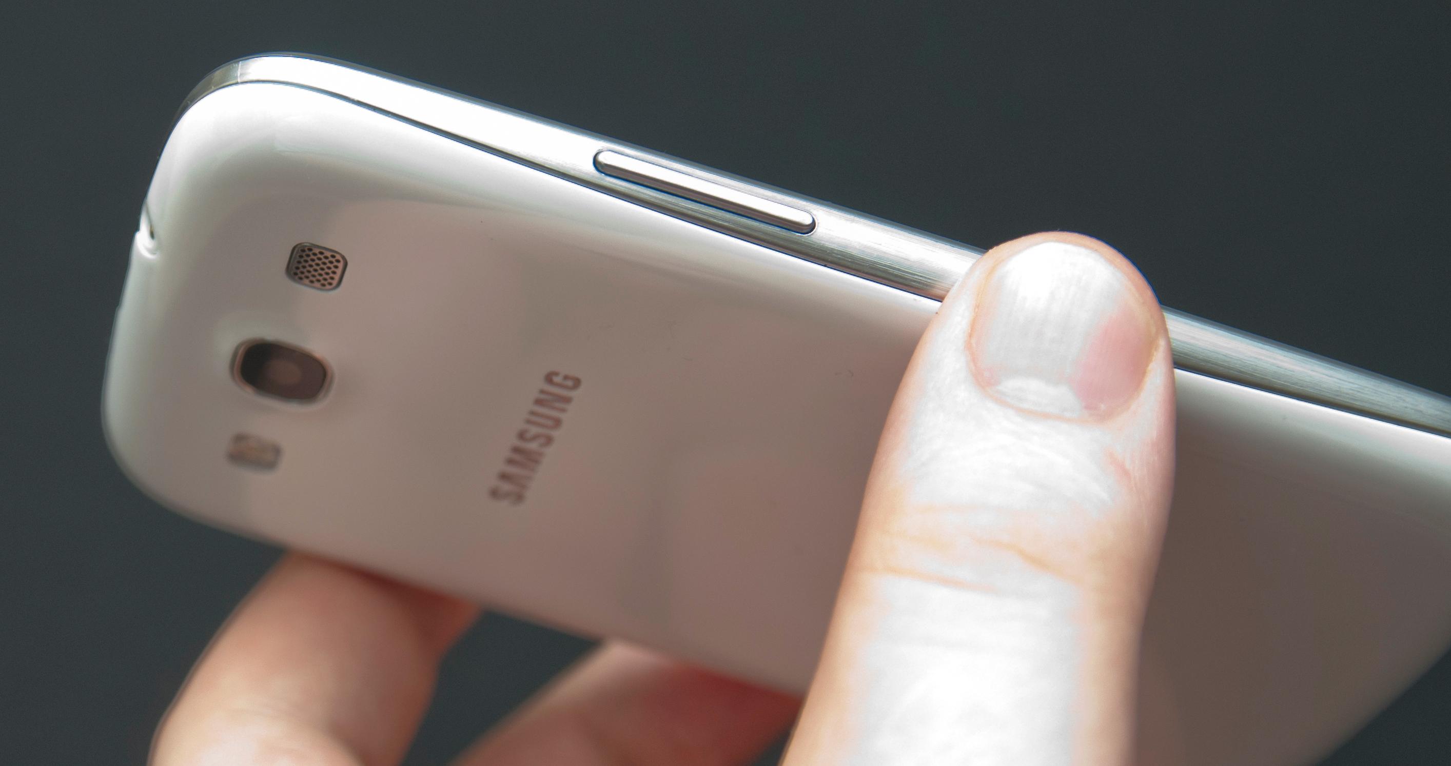 Galaxy S III er en svært tynn telefon med sine 8,6 millimeter tykkelse.