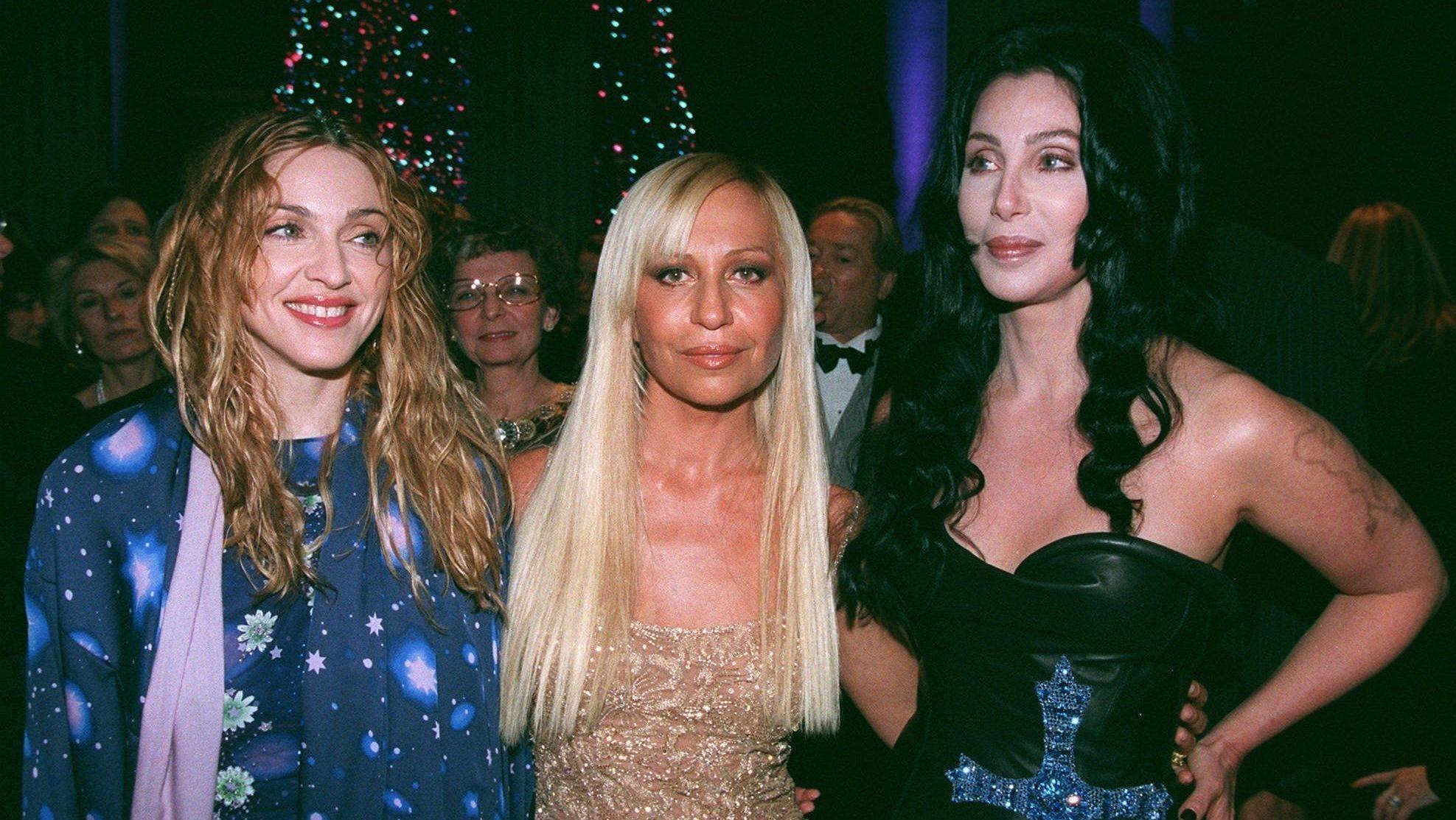 VERSACE: Madonna, designer Donatella Versace og artist Cher på Met-gallaen i 1997. Det året var ballet til ære for Donatellas bror, Gianni Versace, som ble drept samme år. 