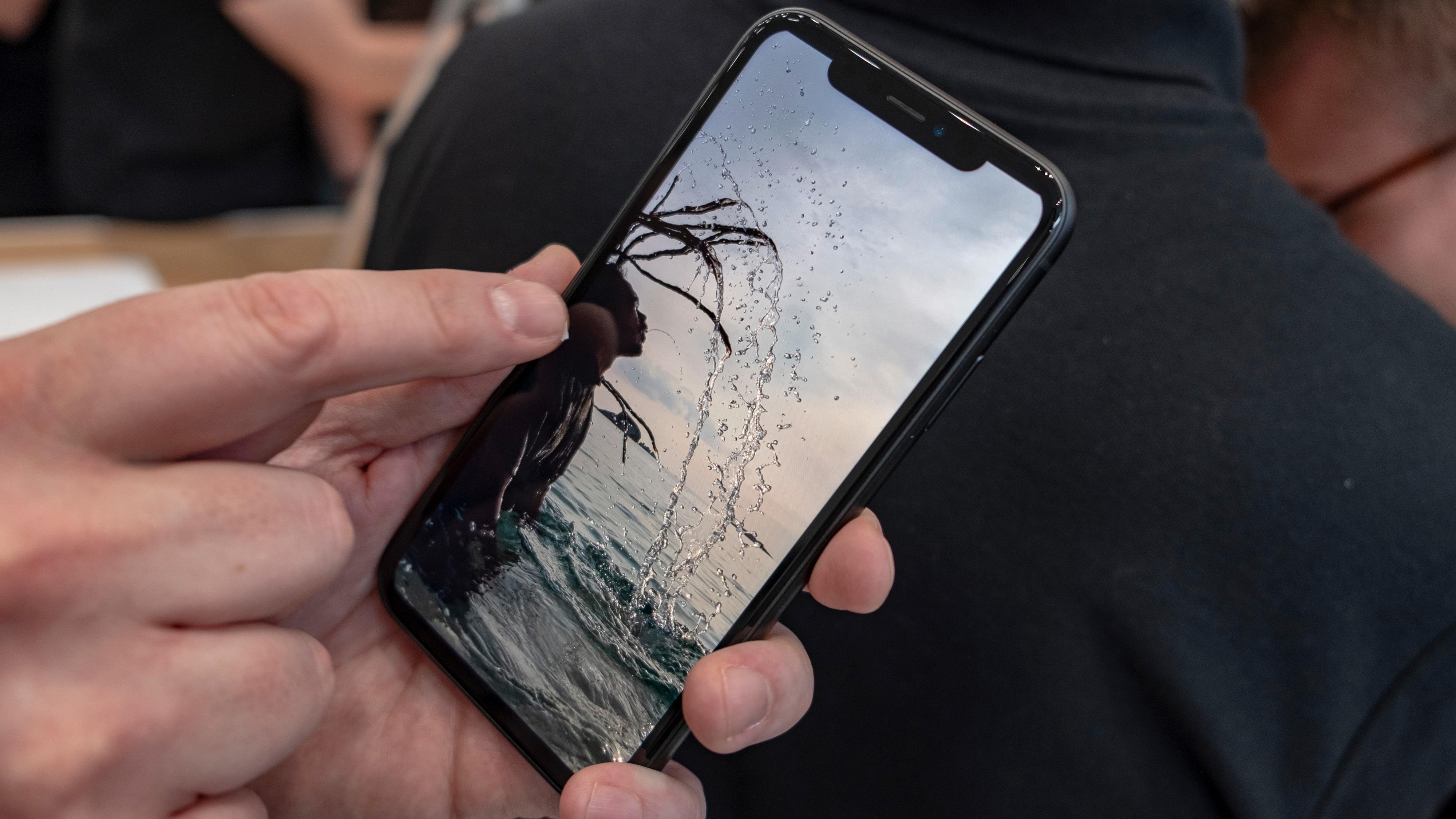 iPhone Xr er den rimeligste av de tre nye iPhonene, med startpris på 8700 kroner. Men selv til den prisen er det enkelt å se kompromissene Apple har måttet gjøre.