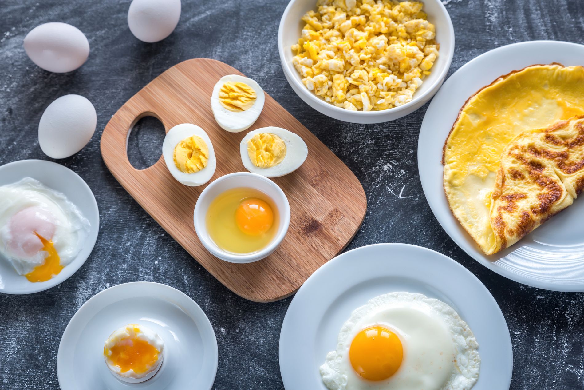 Ägg tillagade på olika sätt. Äggröra, omelett, stekt ägg, kokt ägg och pocherat ägg.