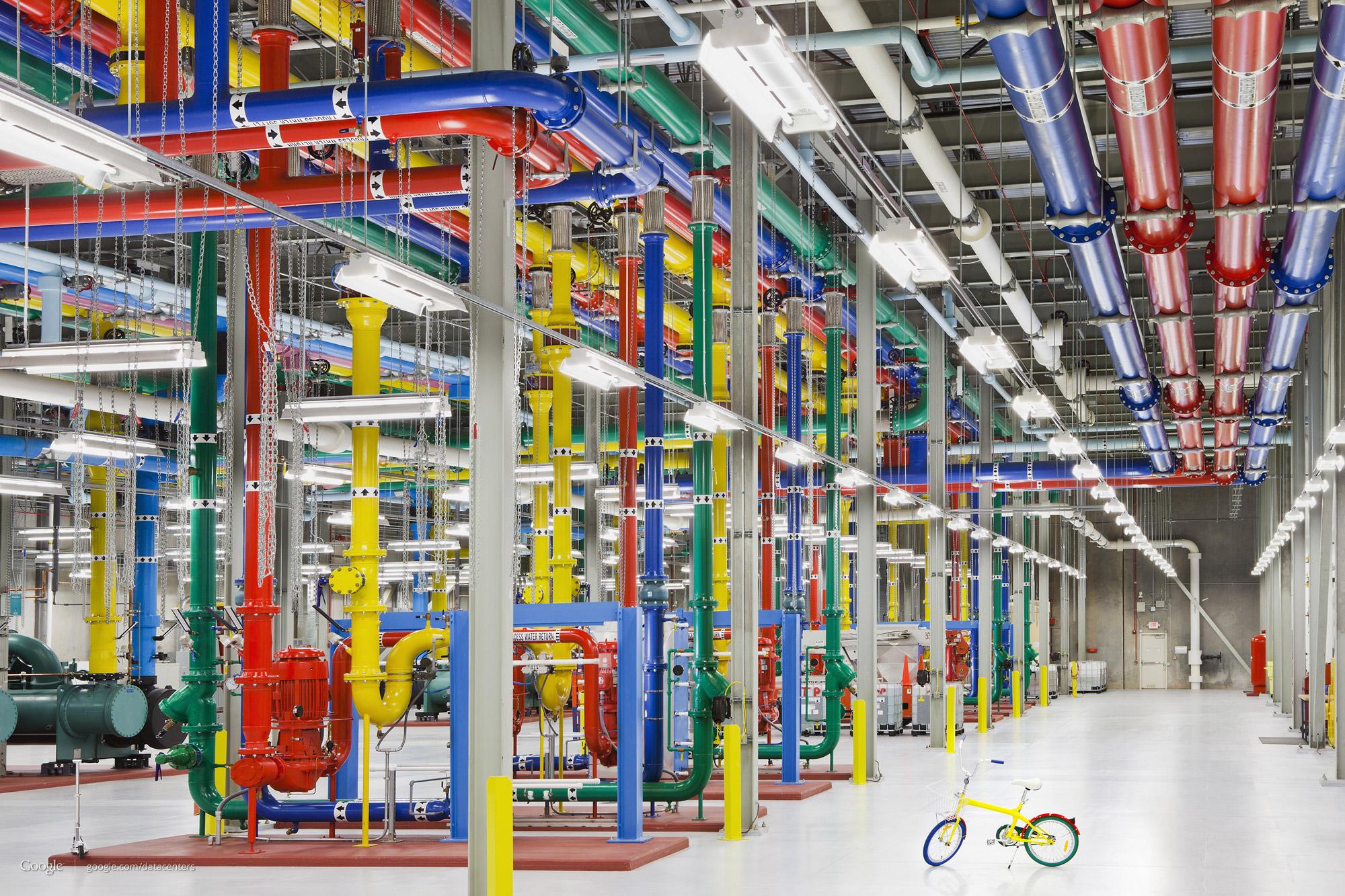 Datasentrene til Google er store, så en sykkel er et kjekt fremkomstmiddel.Foto: Google/Connie Zhou