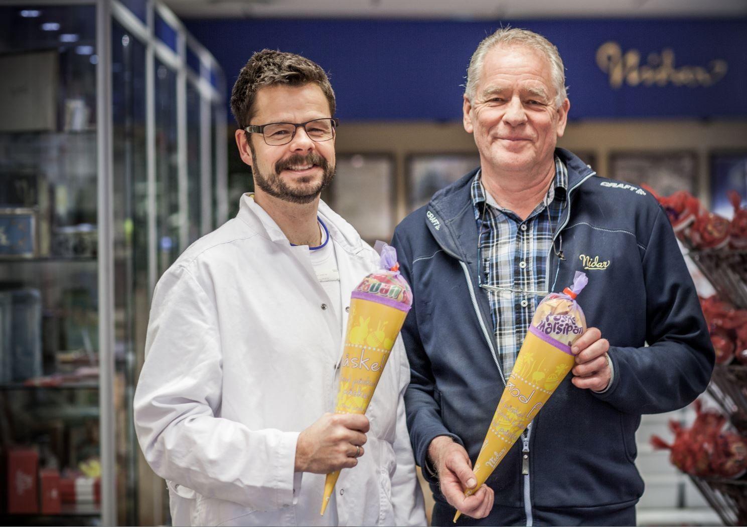 Anders Greiff og Kjell Manum er stolte av sjokoladefabrikken. Foto: Gerhardsen & Karlsen.