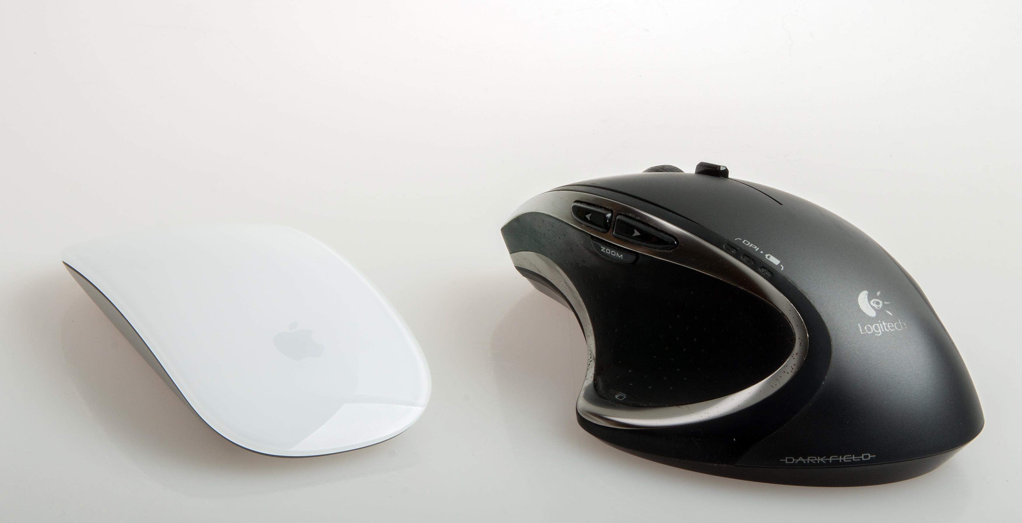 Logitech Performance MX (avbildet) – og nye MX Master – er en mye bedre mus, men den ser jo ikke like lekker ut som Magic Mouse 2. Foto: Kurt Lekanger, Tek.no