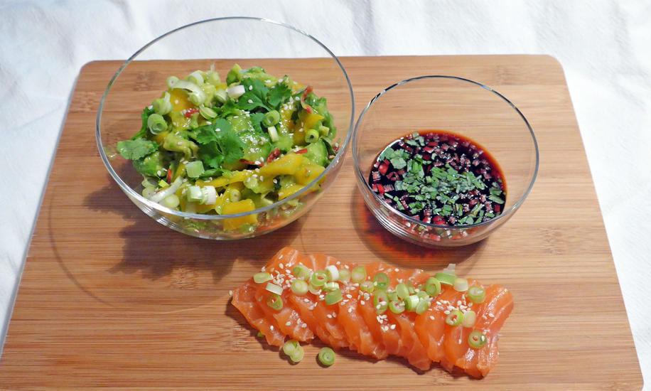 FISK OG GRØNT: Server sashimi med en frisk og smakfull avokado- og mangosalat og ponzusaus for et fullverdig måltid. Klikk her for oppskrift! Foto: Julie Ilona Balas