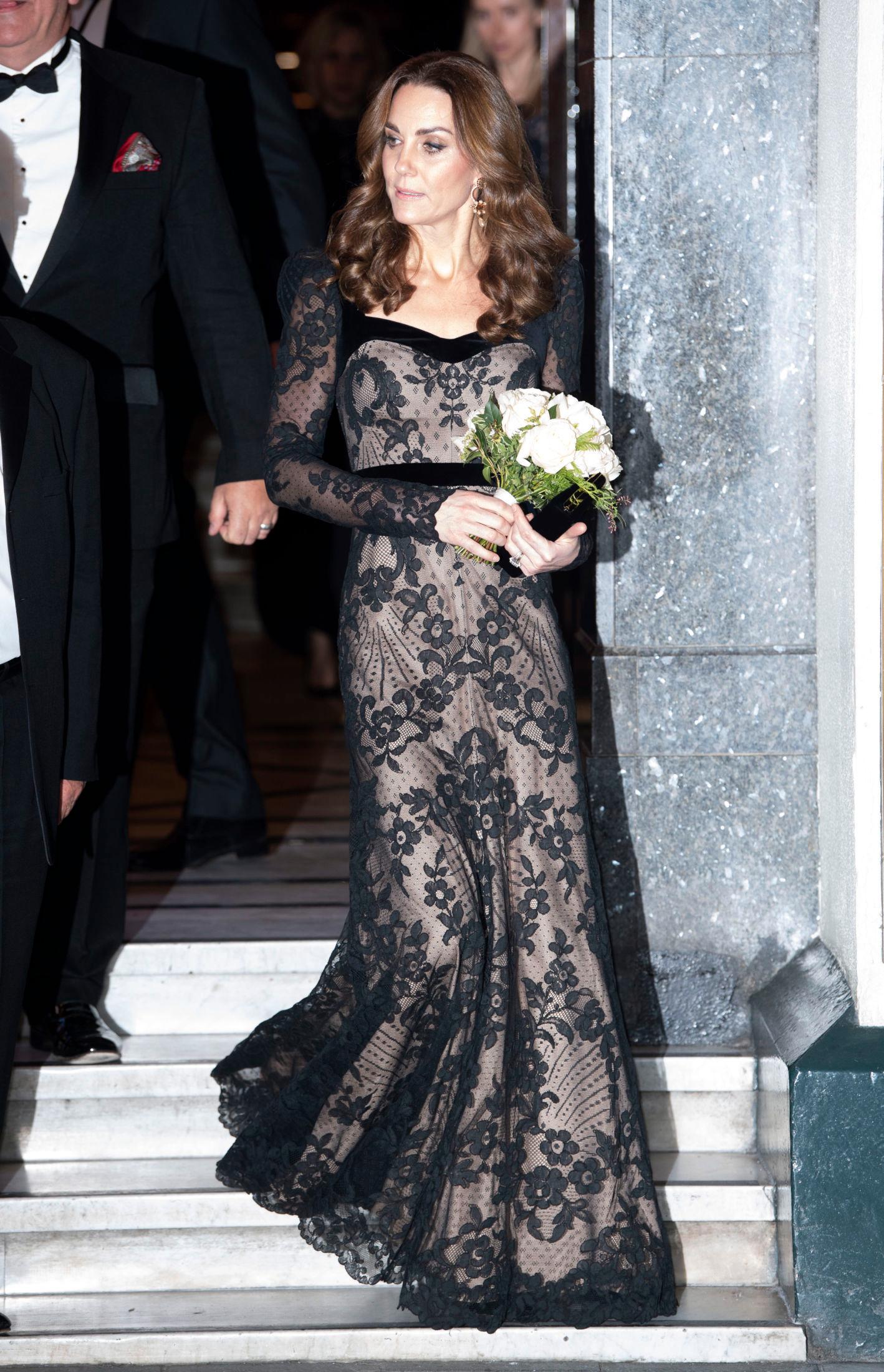GLAM: Hertuginne Kate i en uvanlig glamorøs kjole under kongelig forestilling. Foto: Doug Peters, Pa Photos.