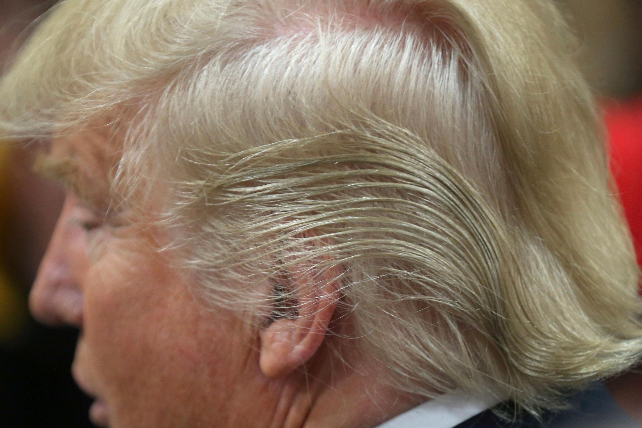 LANGT HÅR: Trump er tydlig fornøyd med sitt eget hår. Foto: Getty Images