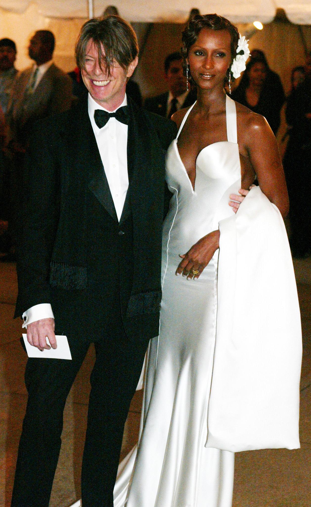 2003: David Bowie og kona Iman iført Calvin Klein i 2003. 