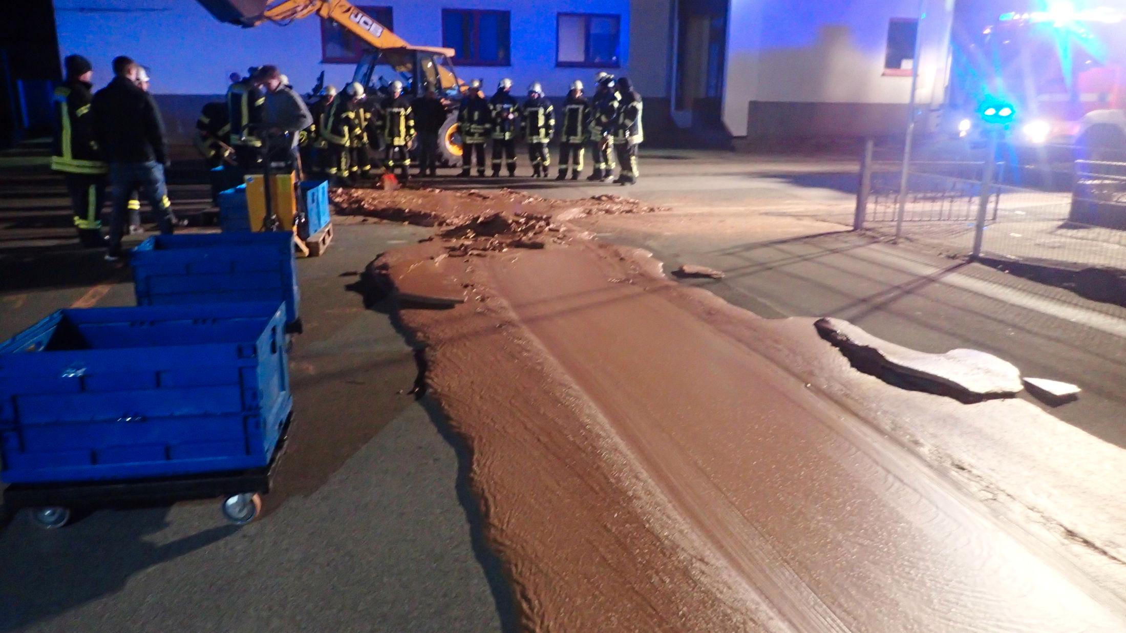 SJOKO-SJOKK!: Brannvesenet hadde en dag litt utenom det vanlige da de måtte trå til for å fjerne store mengder smeltet melkesjokolade fra gatene. Foto: Sosiale medier/Reuters