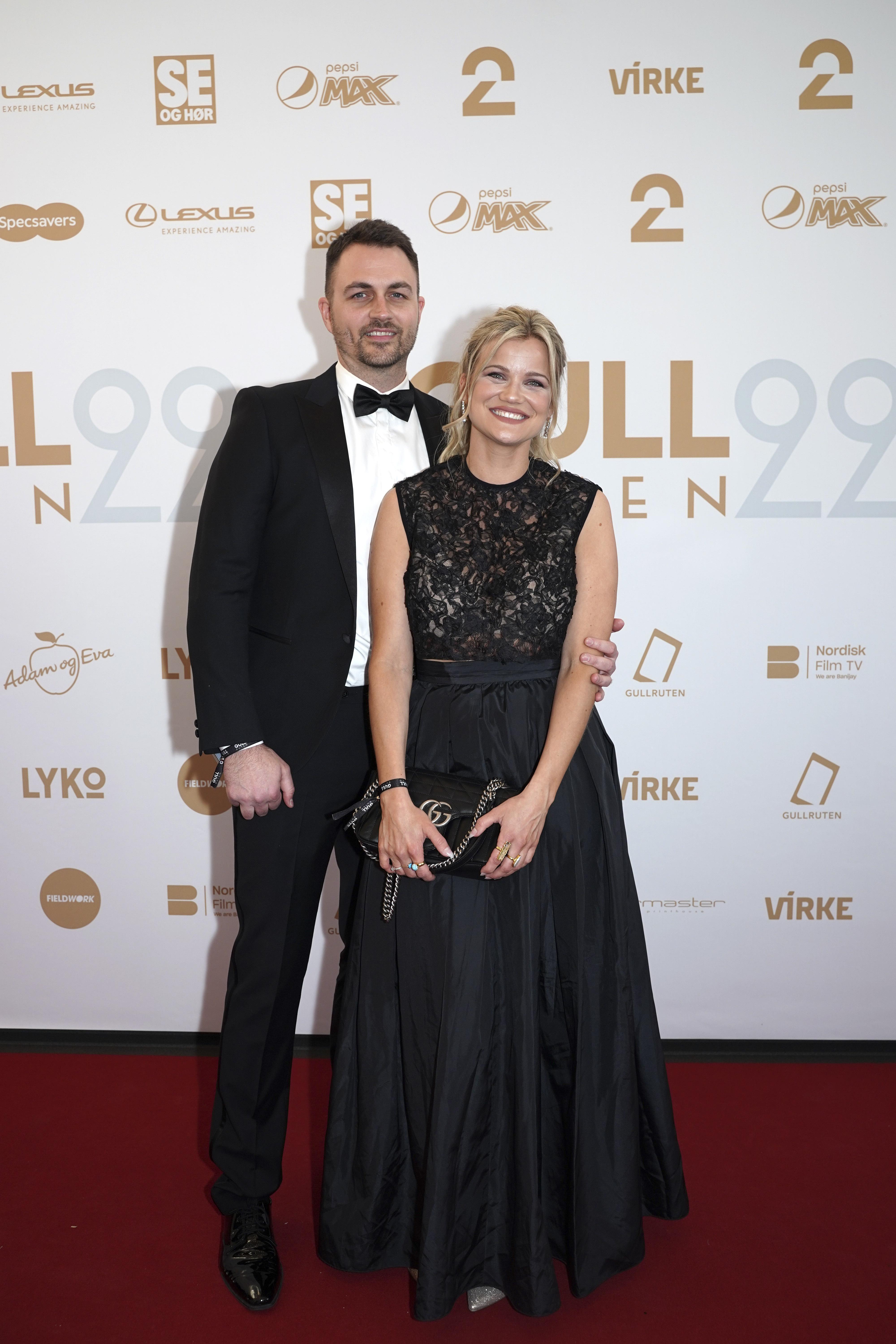 MATCHET: Sandra Lyng og kjæresten Lasse Joachim Langerud så elegante ut i svarte antrekk.