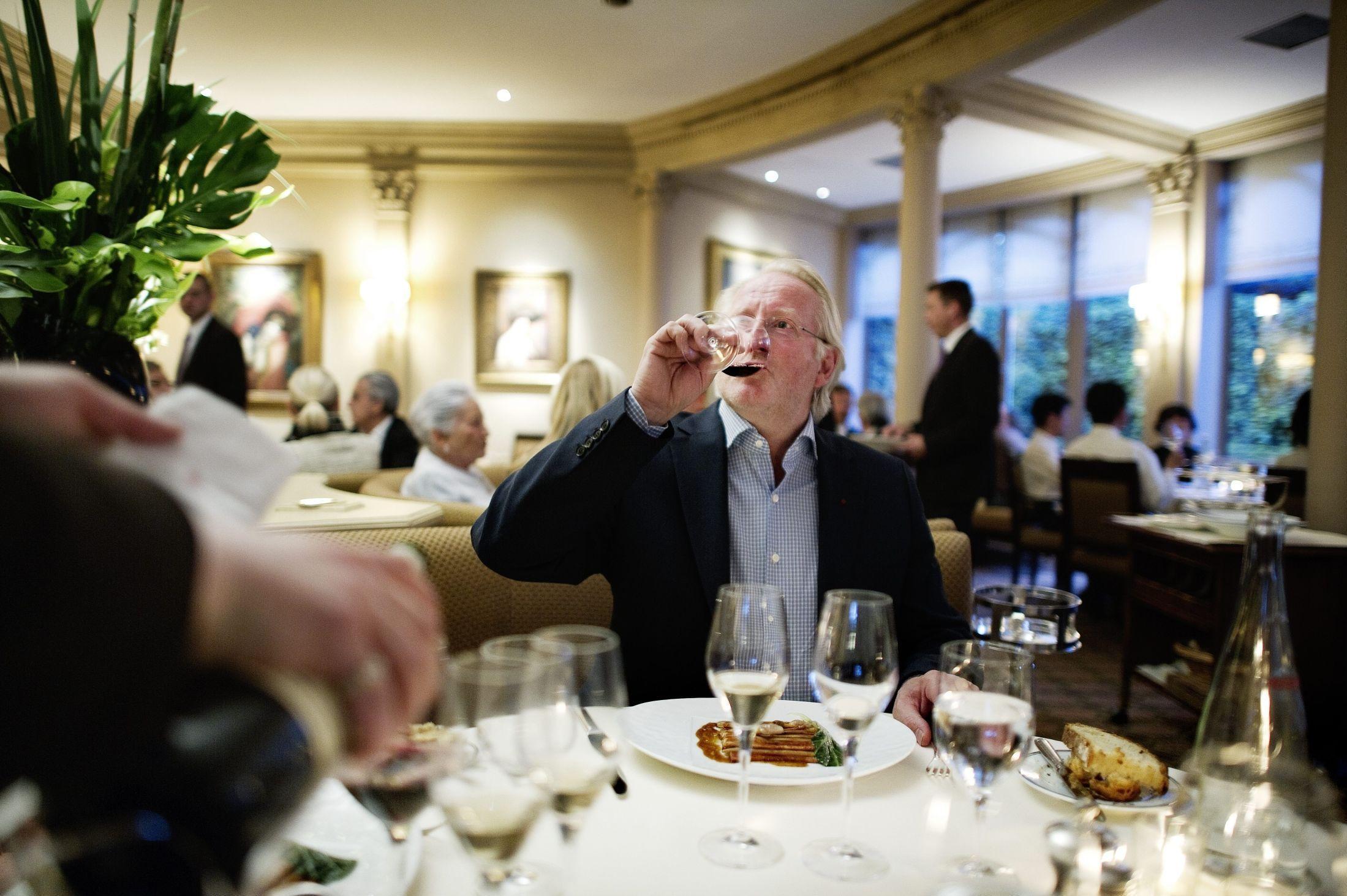 FRANSKE FAVORITTER: Hellstrøm kommer ikke utenom Paris som en av favorittmatbyene. Her nyter han et glass rødvin til maten på Restaurant Laurent rett ved Champs Elysées. Foto: Gøran Bohlin/VG