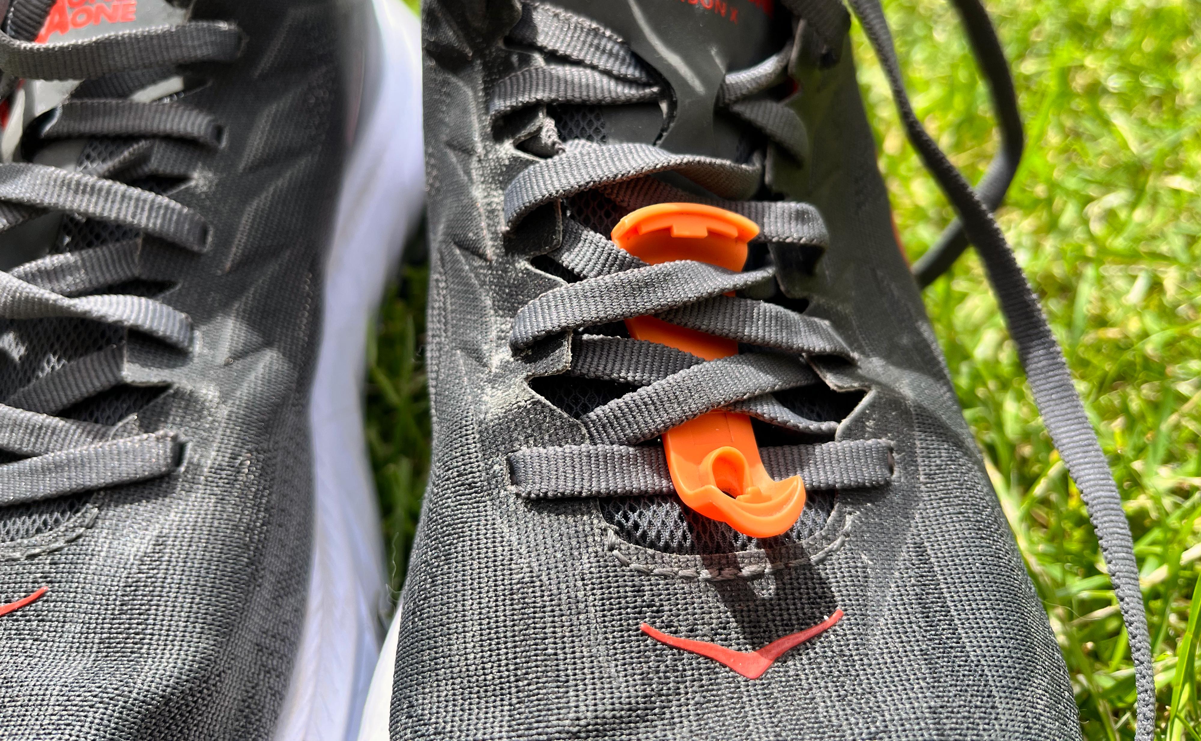 Brikken skal under to kryss i lissene langt ned på skoen, ifølge produsenten.
