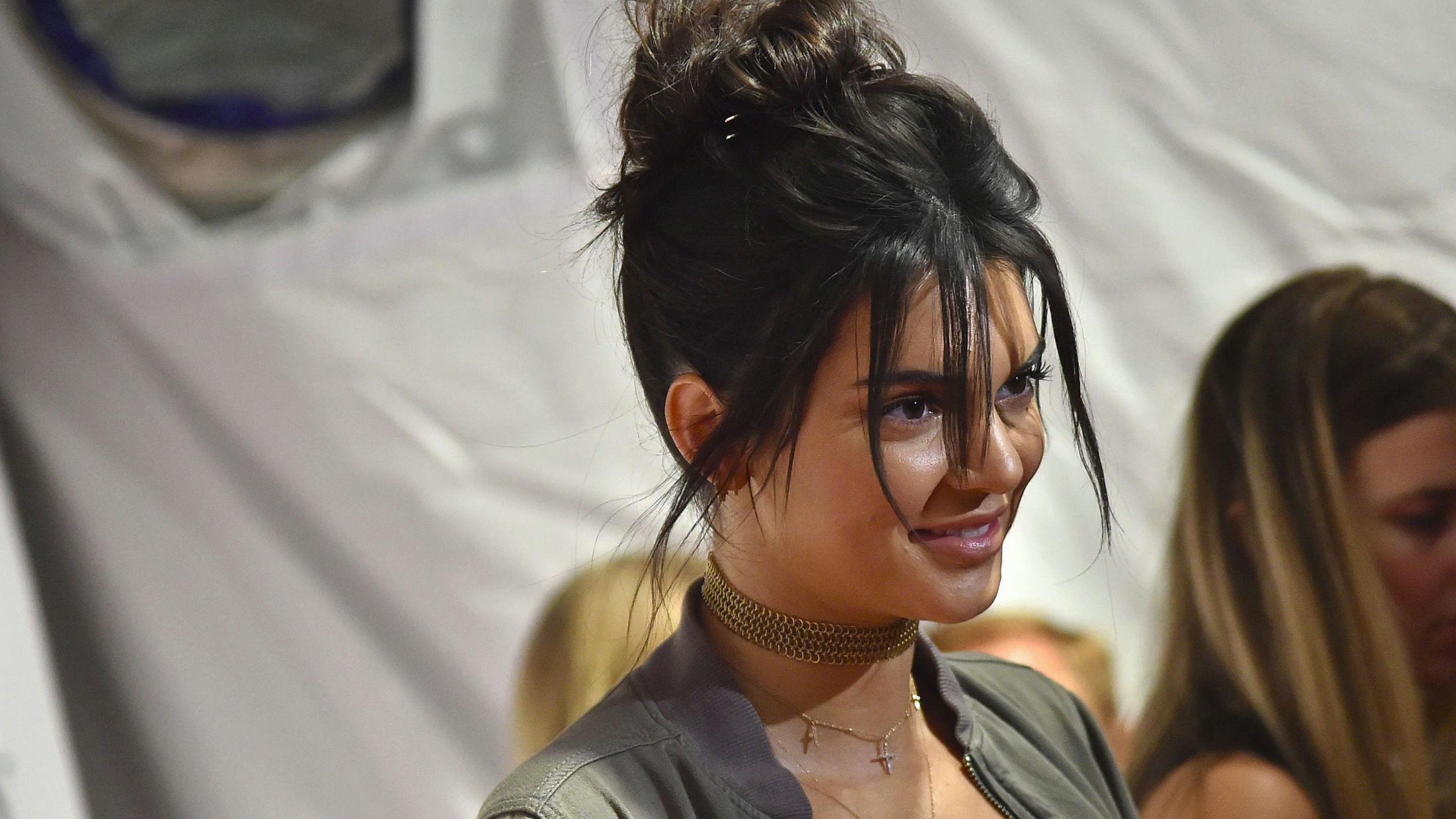 OPPKLIPPET: En av høstens store trender er kort, oppklippet «lob». Kendall Jenner viste seg nylig med rufsete og oppklippet hår i forbindelse med oppstarten av New York Fashion Week. Foto: Getty Images