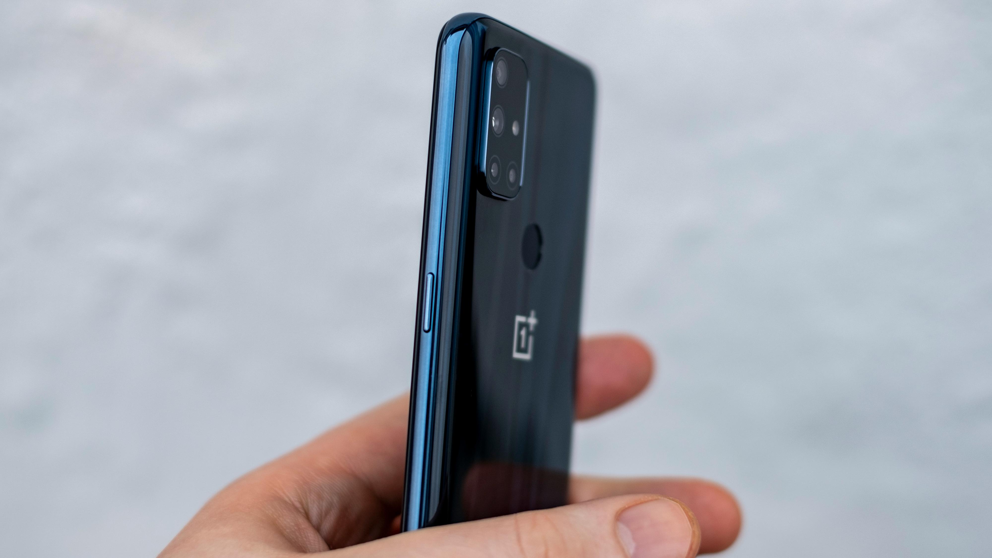Pen ytre ramme, og kompakt kamerahump på baksiden. Fingerleseren er såvidt synlig over OnePlus-logoen midt bakpå.