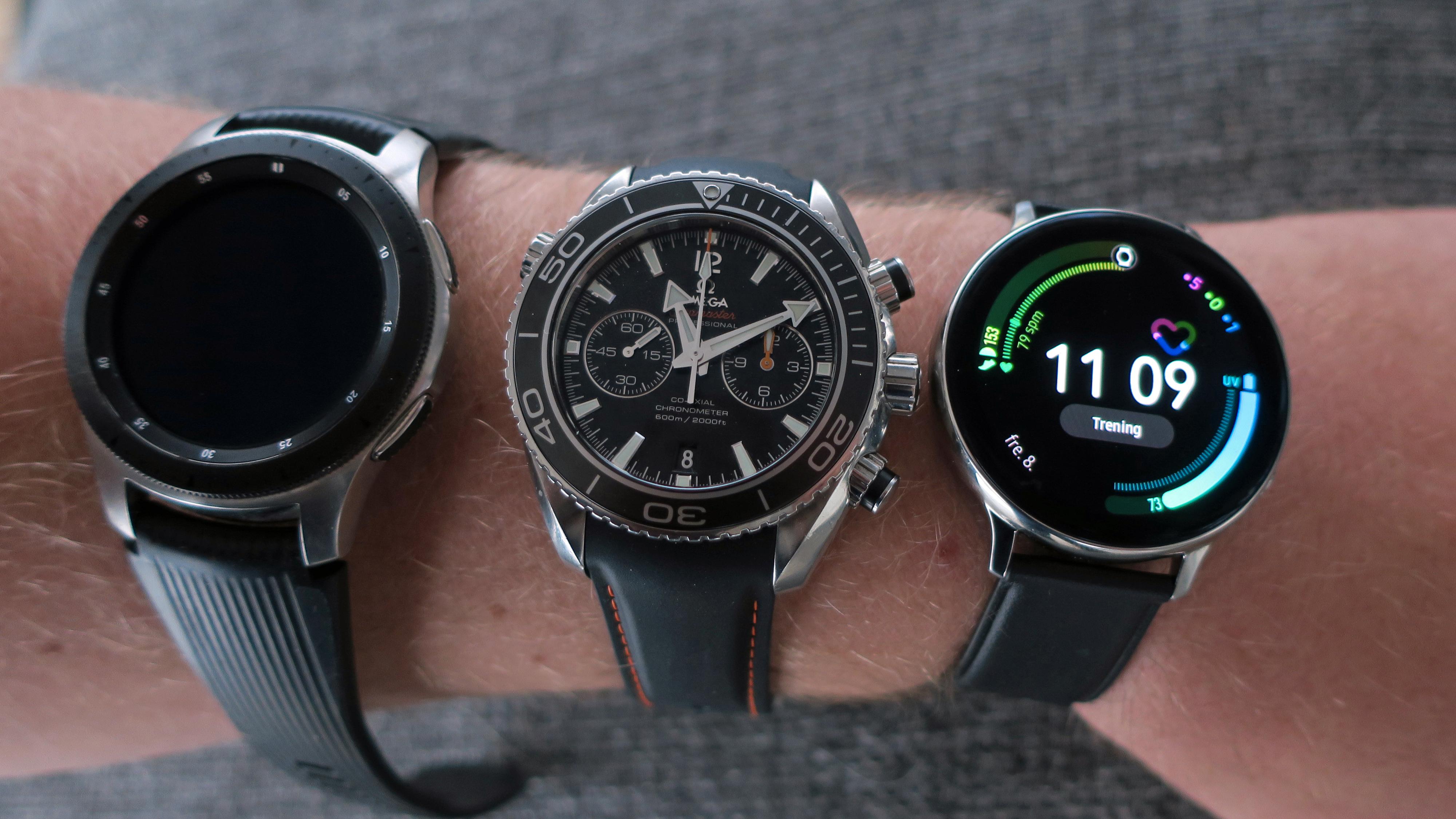 Active 2 har en god skjerm. Selve klokken fås enten som 40 eller 44 mm størrelse. Her i 44 størrelse med en Omega 45,5 mm i midten og Galaxy Watch 46mm til venstre. 