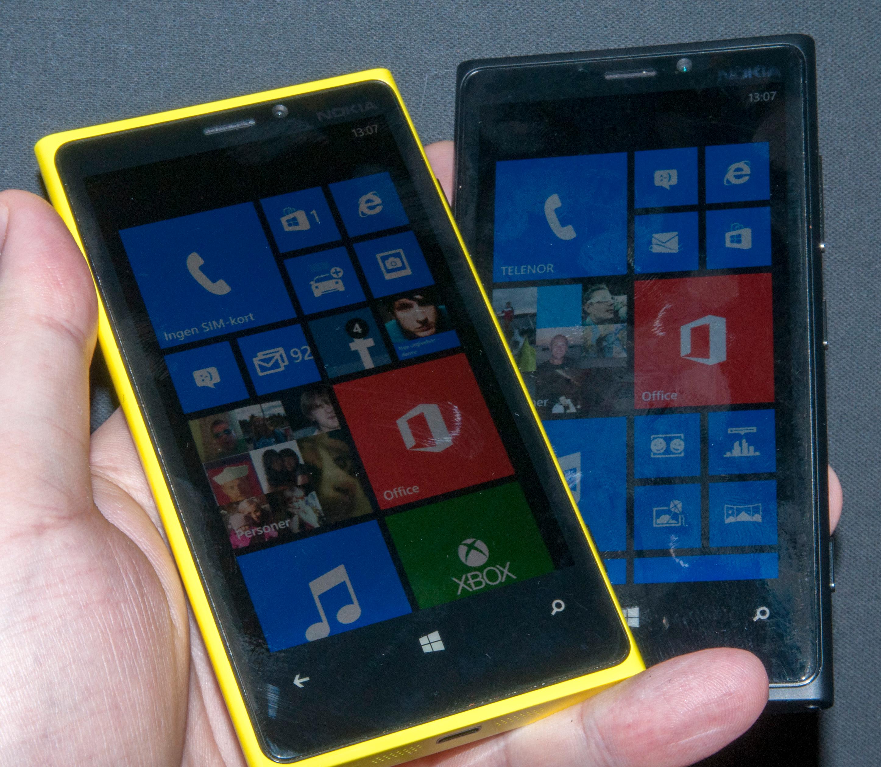 Lumia 920 kommer i mange forskjellige farger. Her er den gule og den svarte versjonen.