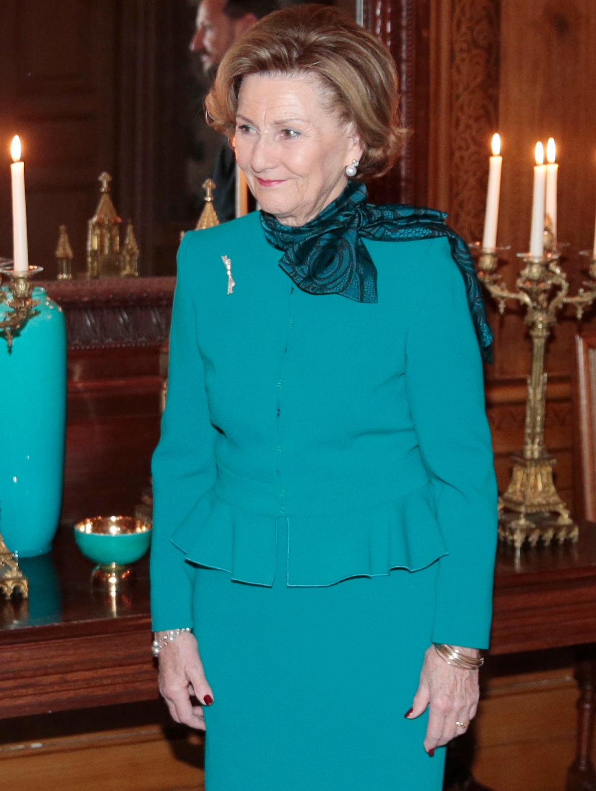 KNALLFARGET: Dronning Sonia gikk for grønn drakt med jakke og skjørt. Foto: NTB scanpix