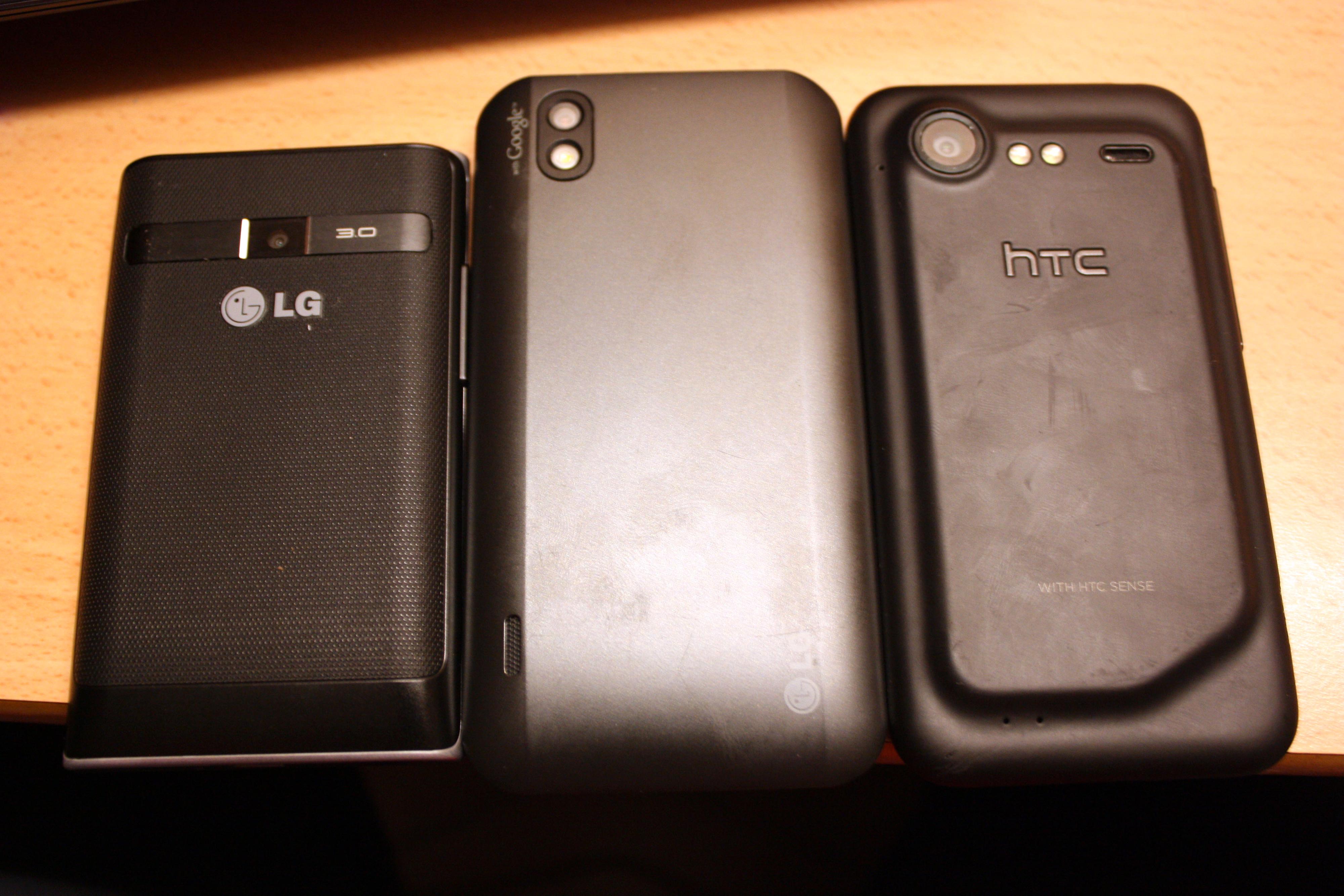 LG Optimus L3, her til venstre er milevis unna LG Optimus Black og HTC Incredible S.