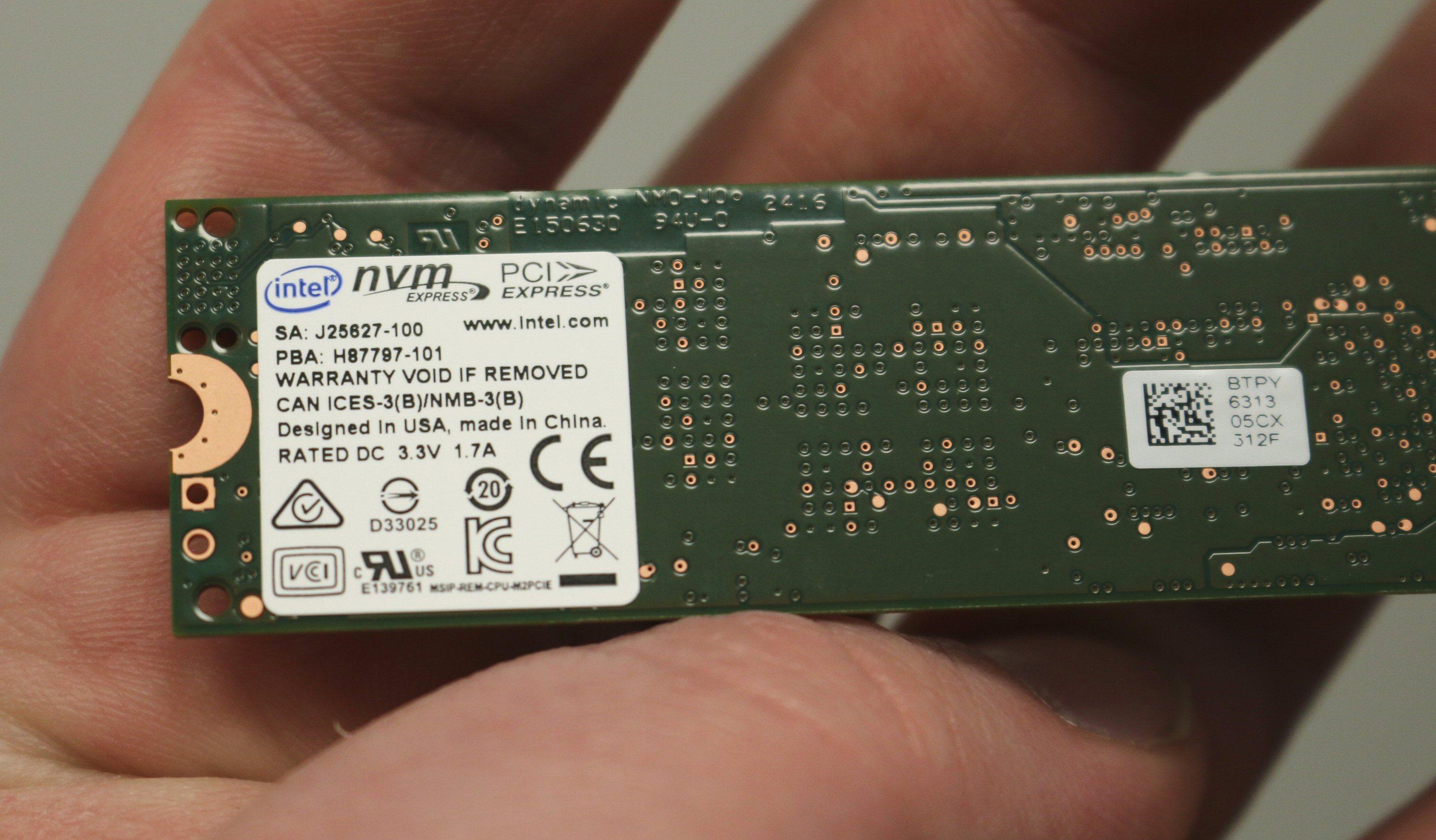 Intel SSD 600p Series er enkeltsidet, noe som betyr at alle komponentene er samlet på den ene siden. Baksiden har kun et par klistremerker å kikke på.