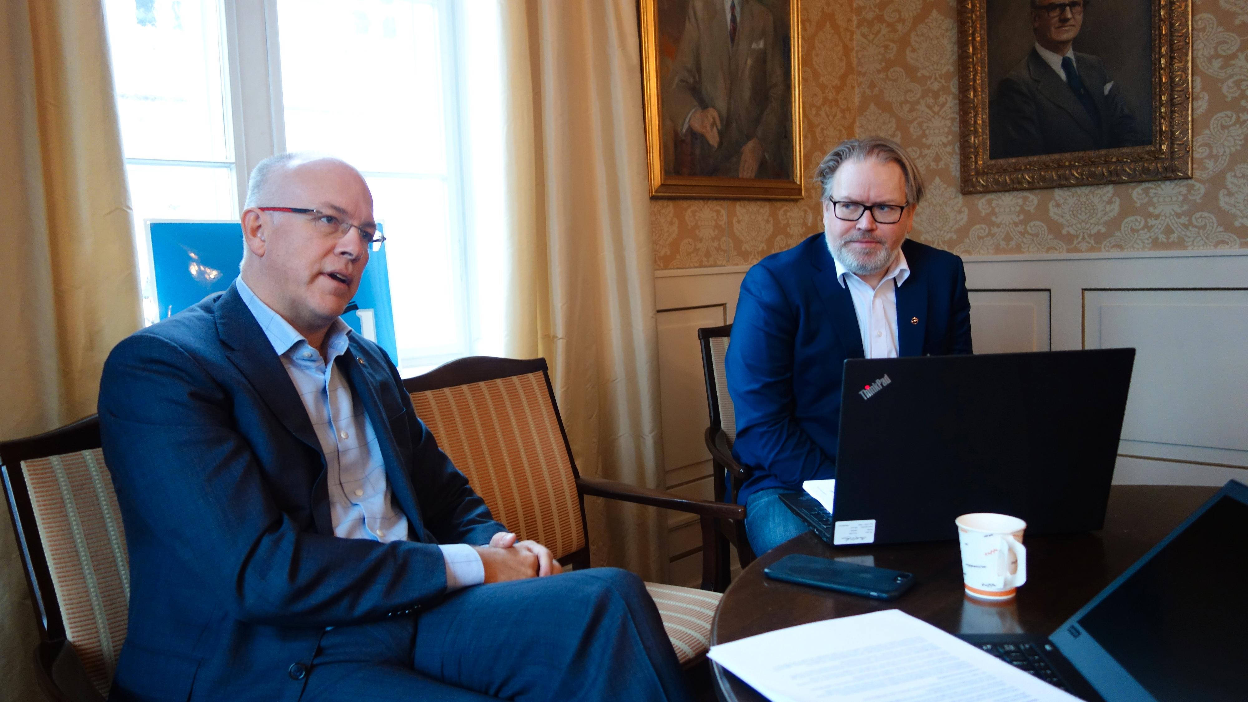 Merkesjef Johnny Danielsen hos Bertel O. Steen (t.v.), sammen med PR-sjef Stein Pettersen.