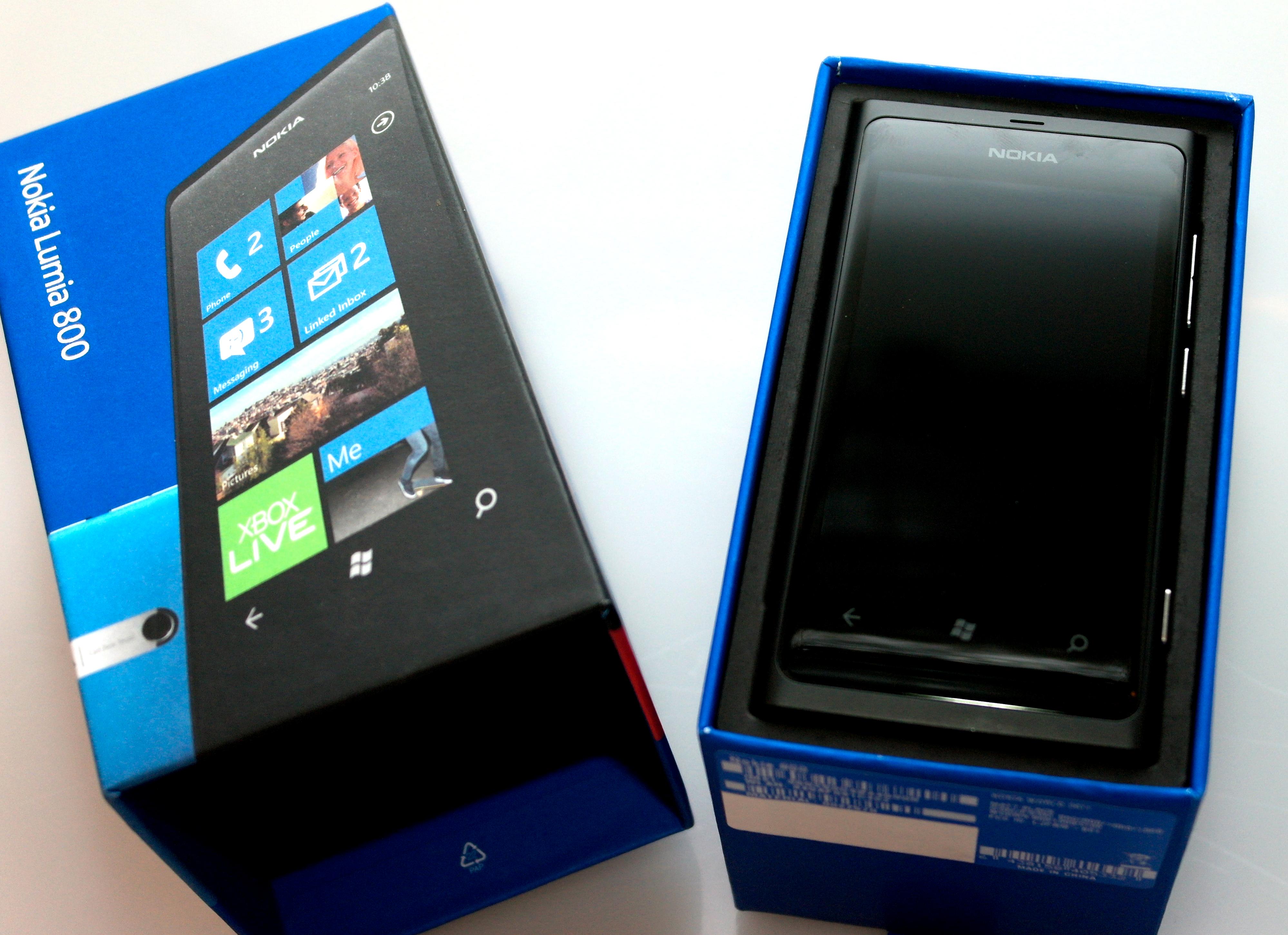 Lumia 800 er Nokias første telefon med Microsofts Windows Phone-menyer.