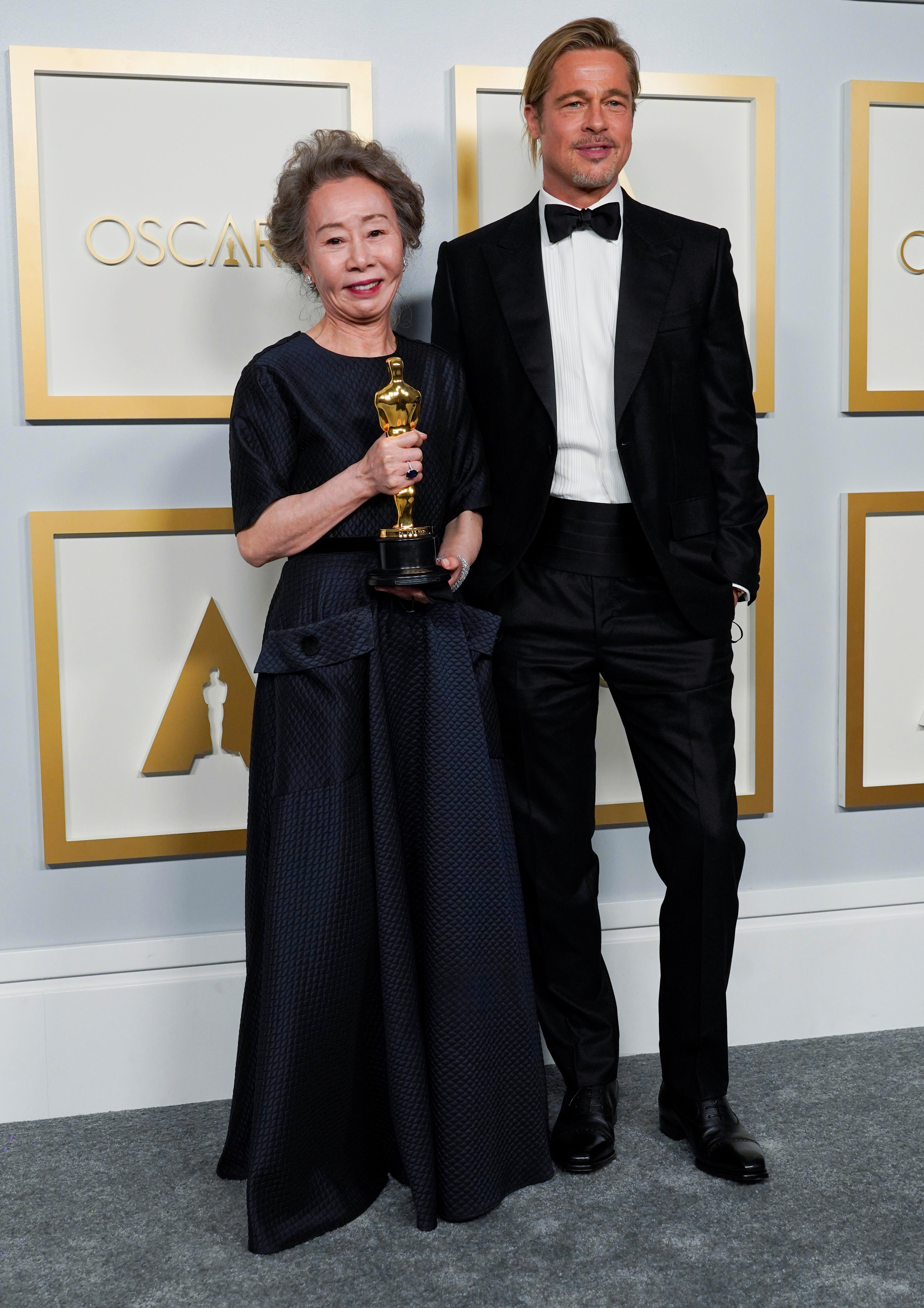 PRESENTERTE PRIS: På Oscar-utdelingen i 2021 delte han selv ut en pris. Her med prisvinner Yuh-Jung Youn. Håret var blitt lenger, og satt bakover i en hestehale. 