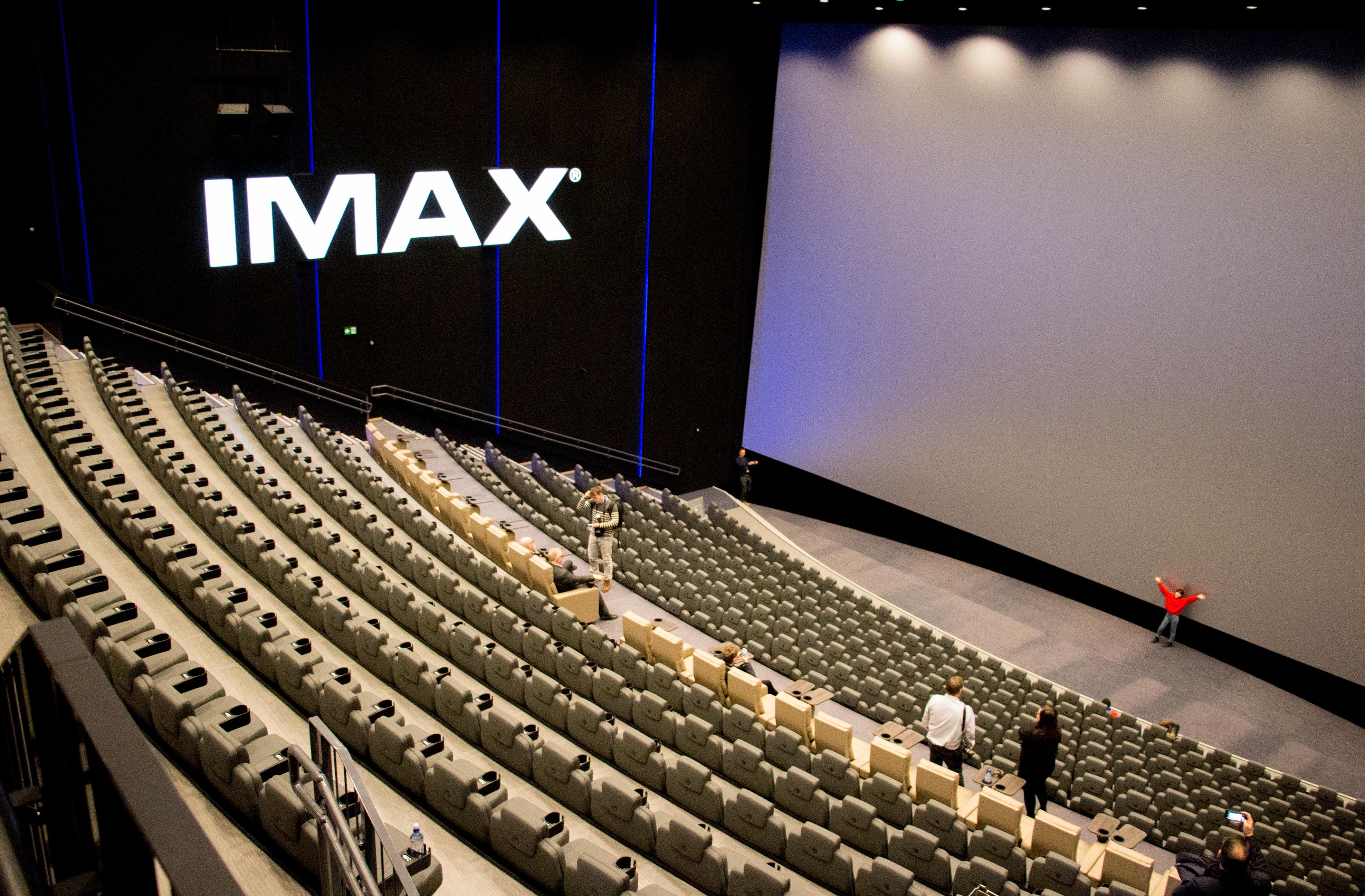 Lerretet i IMAX-salen på Storo Kinosenter måler 25 x 15 meter.