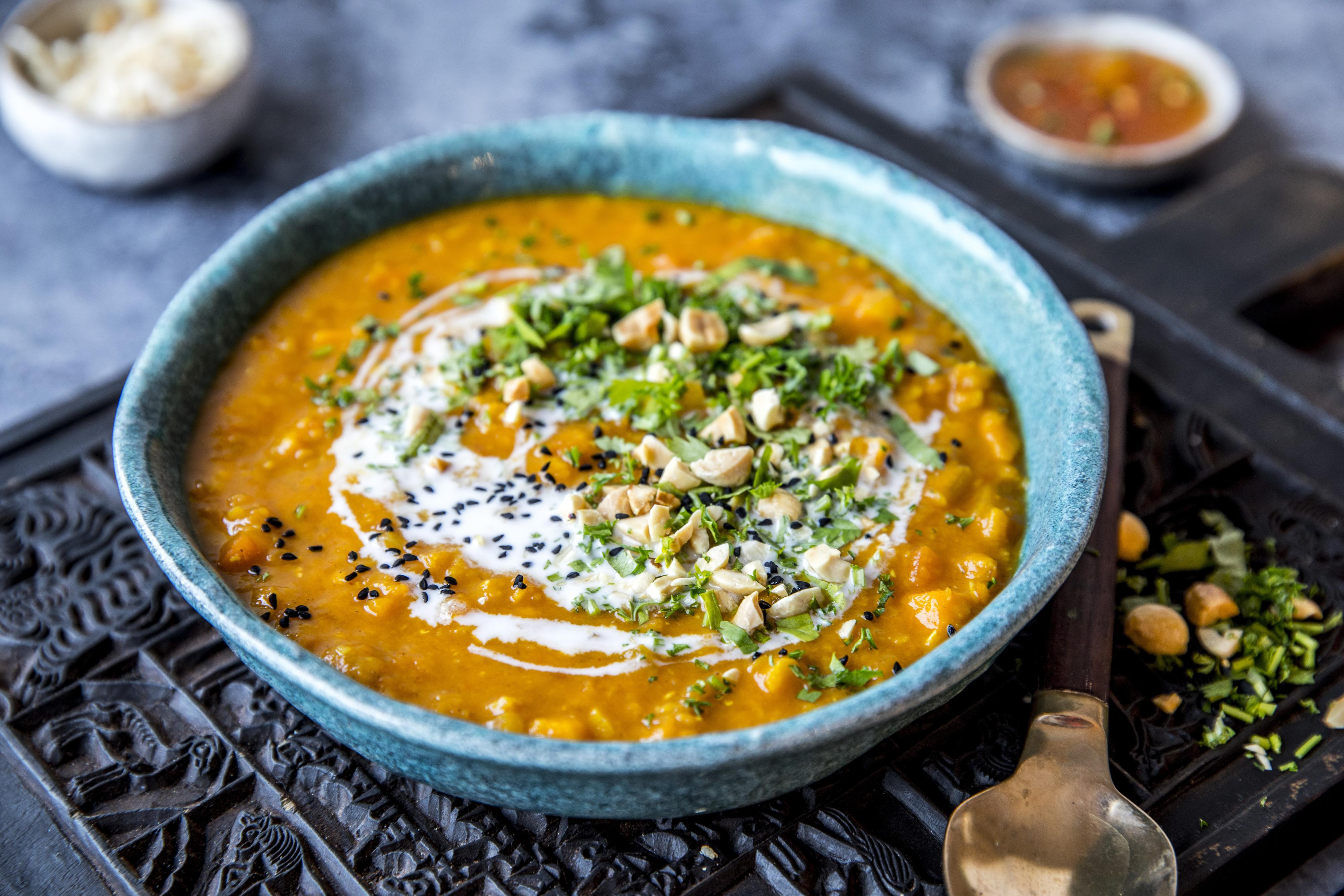 SMAK AV HØST: Denne Mulligatawny-inspirerte suppen er mildt krydret og har både gulrøtter og søtpotet på innholdslisten.