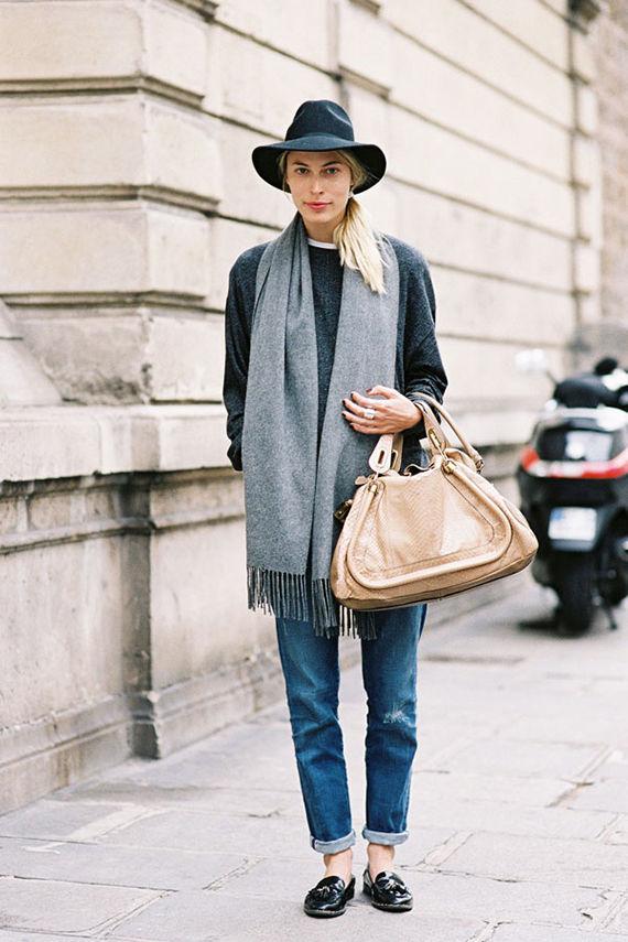 GRÅTONER: Denne fashionistaen topper et hverdagslig antrekk bestående av jeans og ullgenser med et lyst, klassisk skjerf. Både FWSS og Acne tilbyr lignende varianter. Foto: VanessaJackman.Blogspot.com