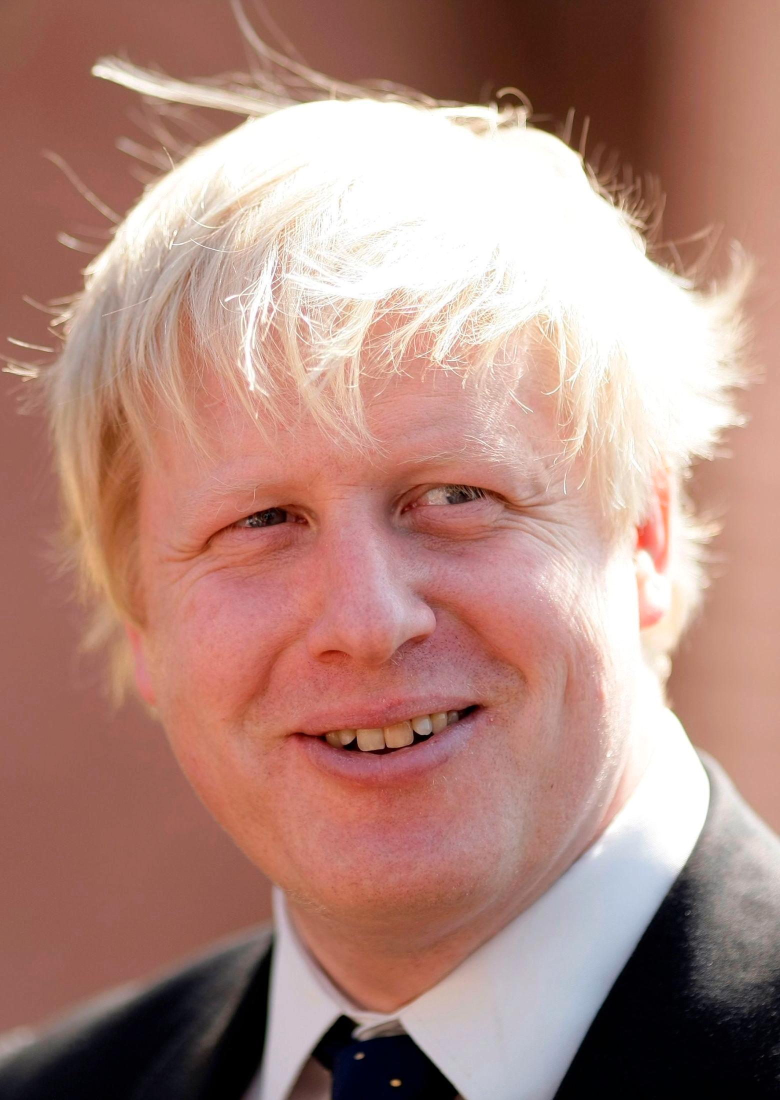 SIGNATURSVEIS: Boris Johnson ble ordfører i London i 2008, og lot lokkene gro ut igjen. Foto: AFP